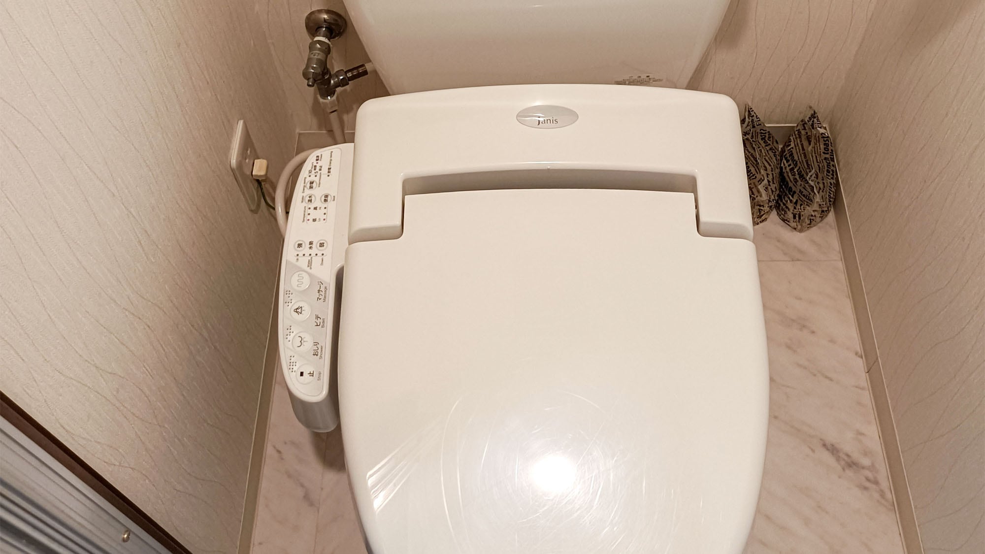 ・ Queen bedroom / toilet with washing function
