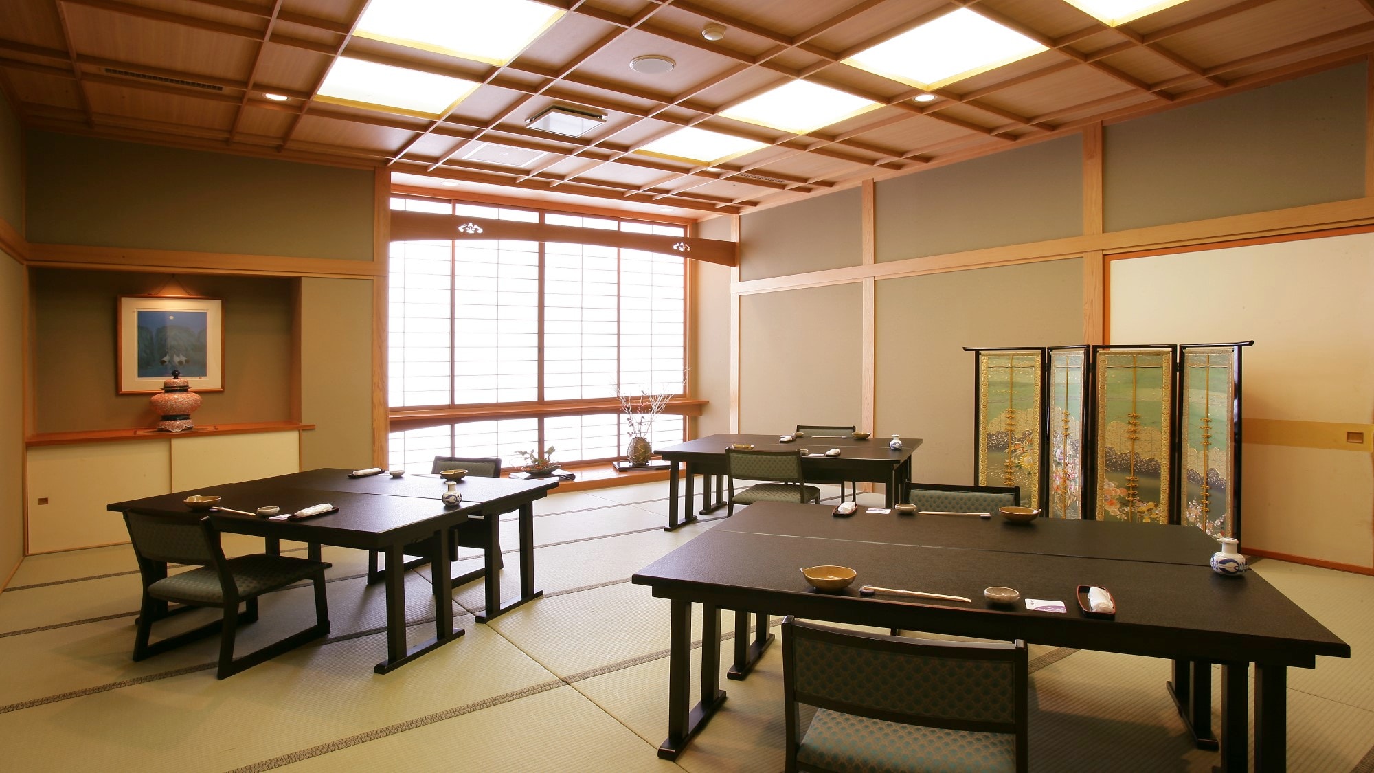 Enjoy a relaxing meal at a Japanese-style chair table