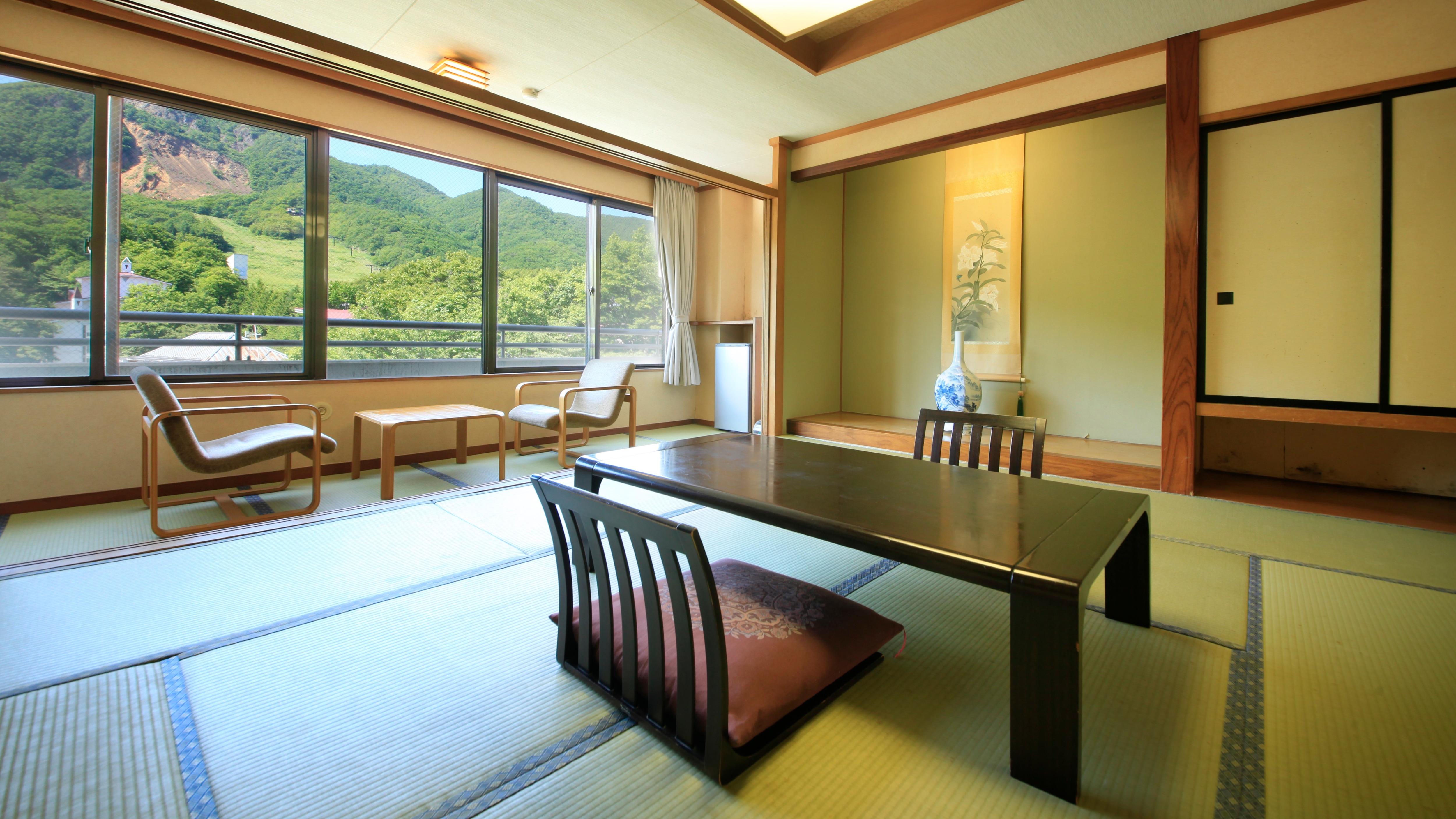 Kamar bergaya Jepang yang luas dan santai dengan dua kamar * Gambar