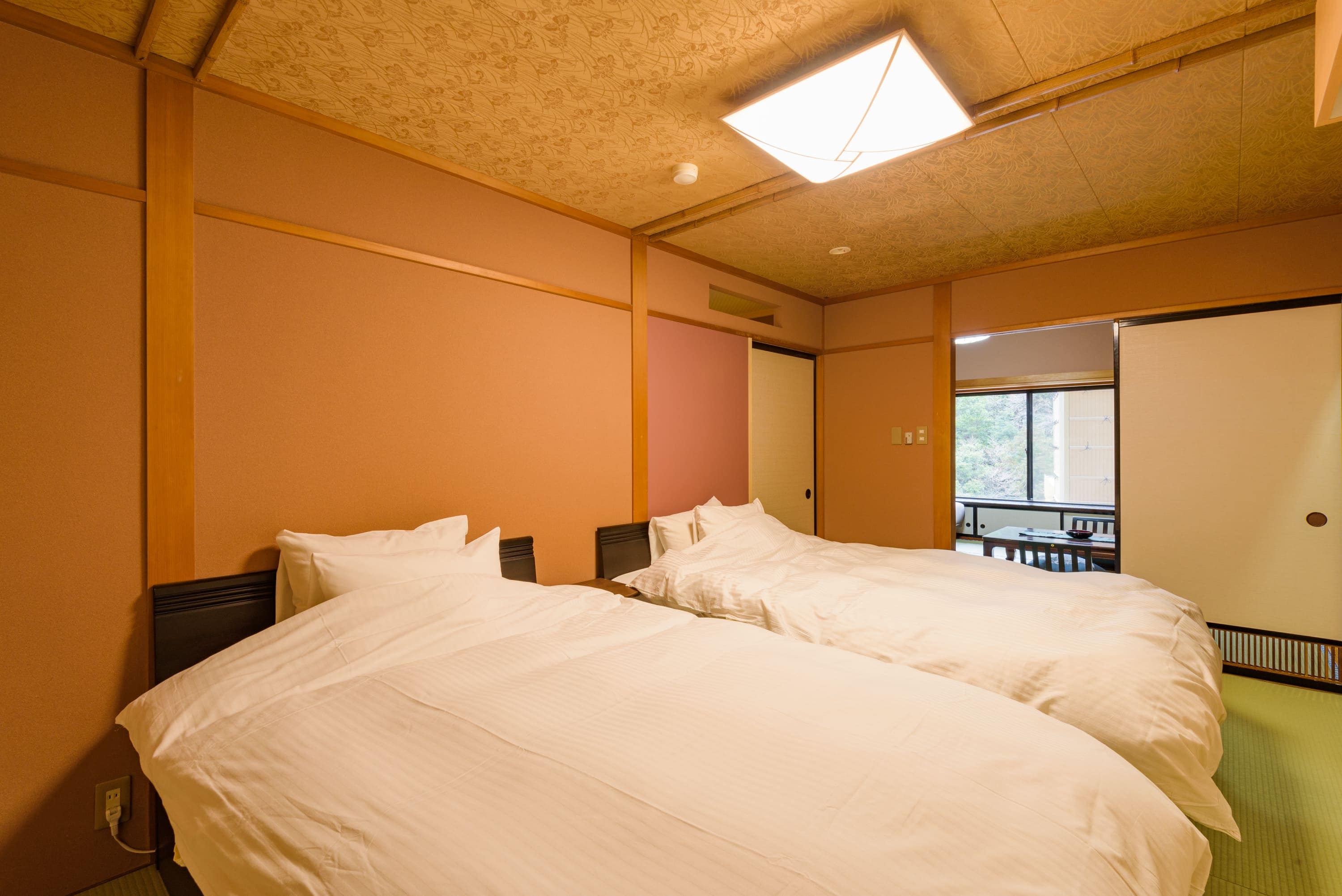 [Special guest room with semi-open-air bath] Bedroom with two Simmons semi-double beds