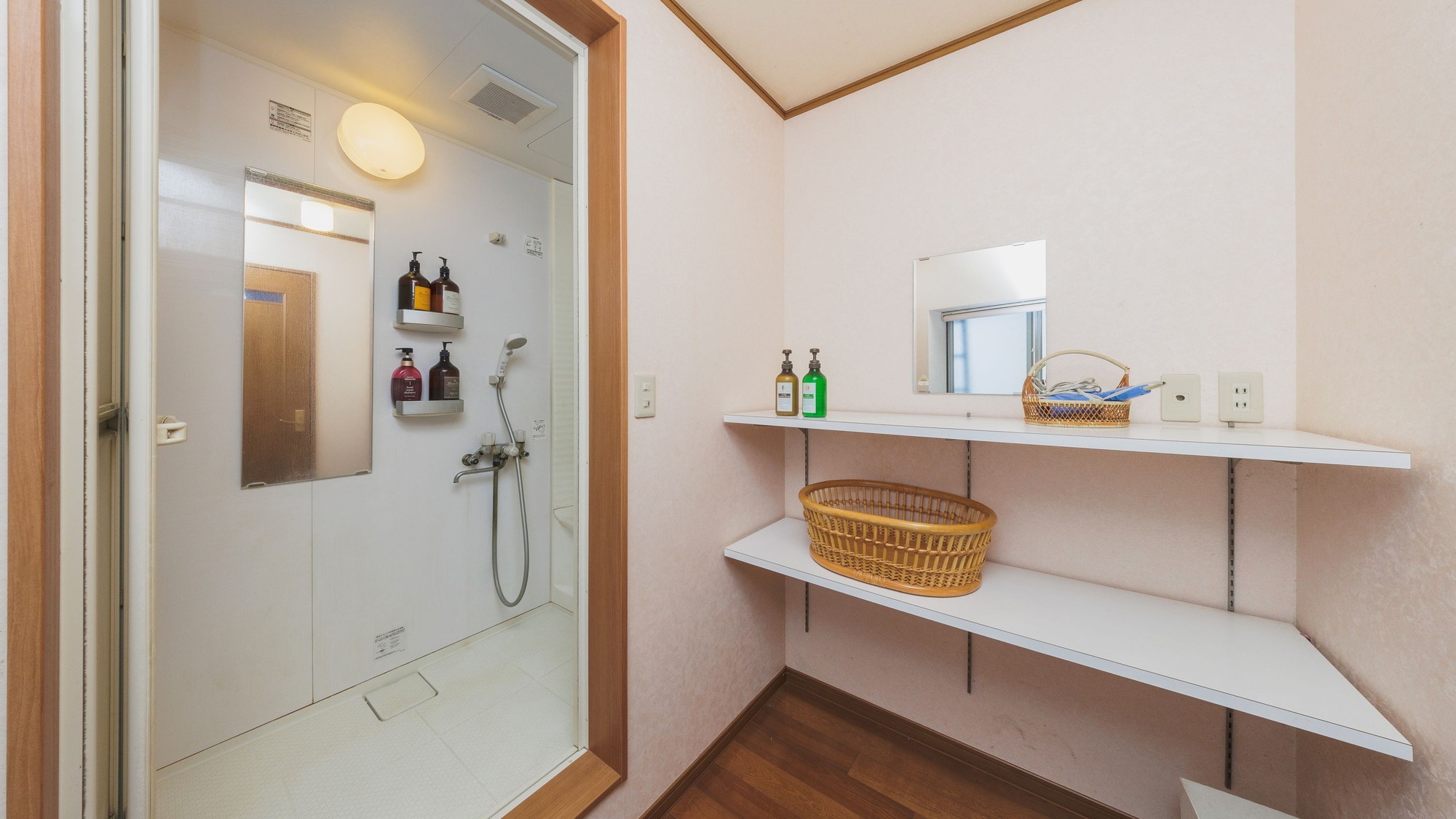 [In the building] Shared shower room