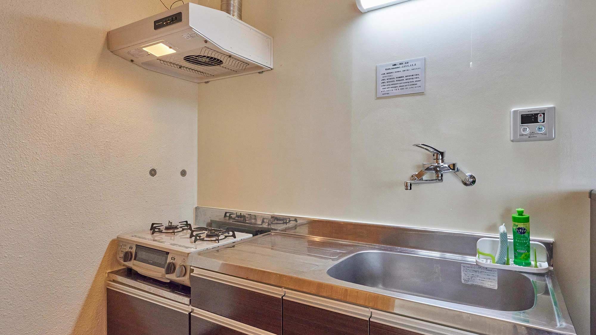 [Minamikaze 2nd floor kitchen] A kitchen with a two-burner stove and grill. You can also cook dishes using Okinawan seafood.