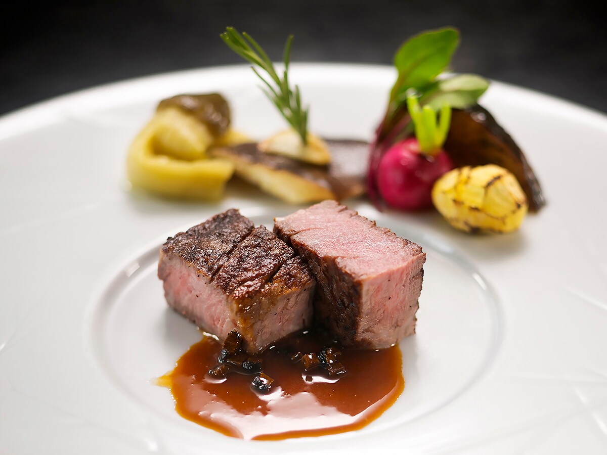 [Kumano beef fillet Kishu Bincho-yaki] A dish of Kumano beef fillet cooked with "the world's most expensive charcoal."