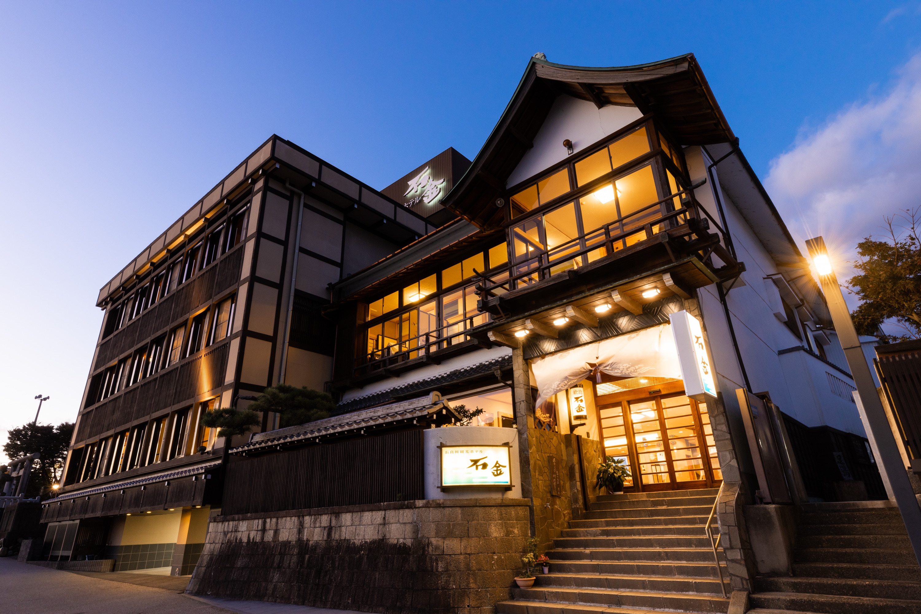 從長廊俯瞰旅館全景