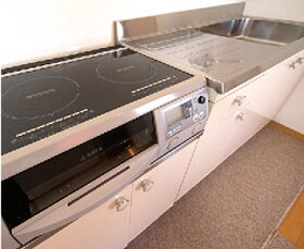 All rooms except the cheap weekday rooms have kitchens.