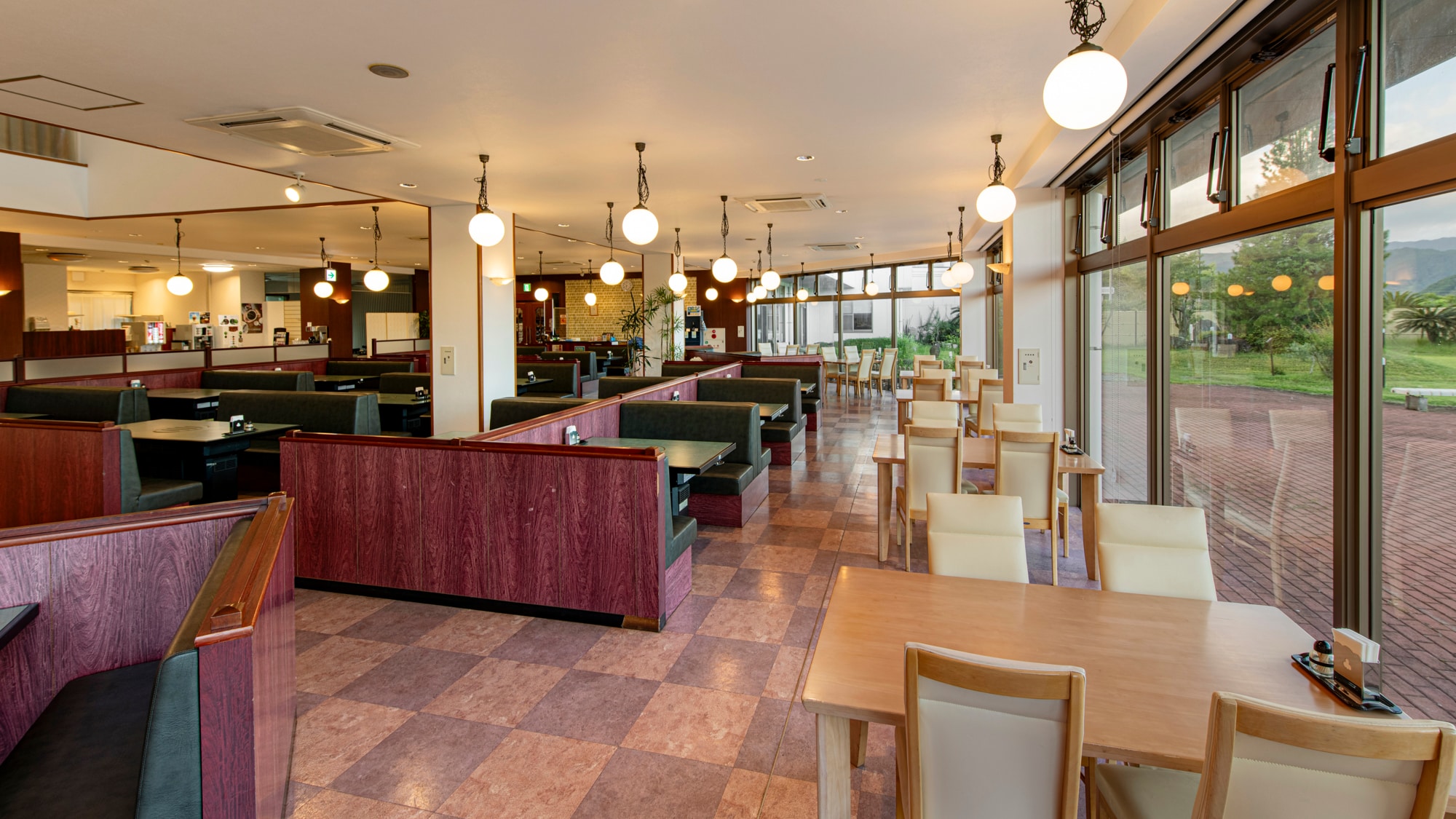 [Restaurant] Maximum capacity 140 people. Excellent openness!