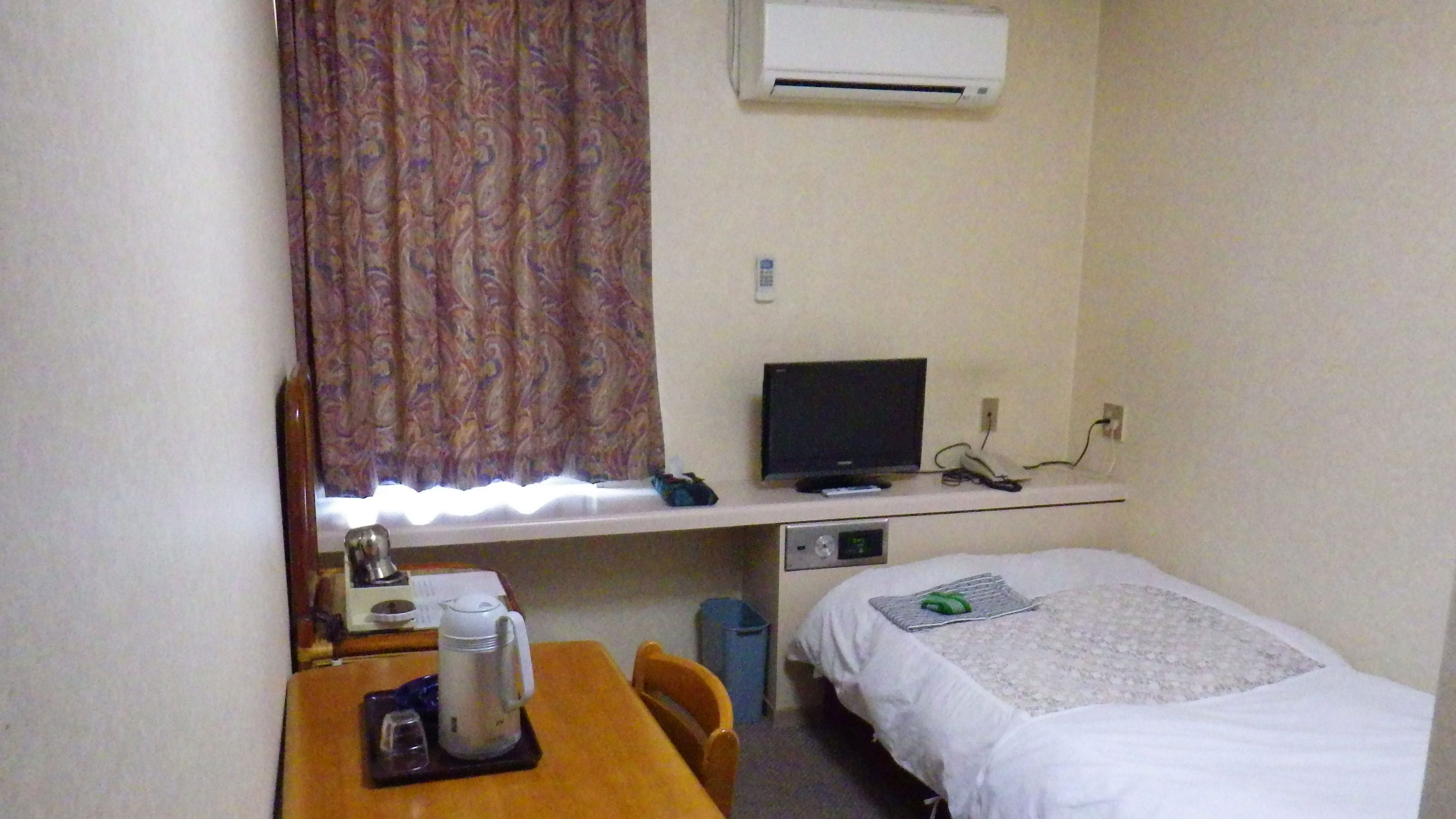 [Single Room A] A simple and compact room.