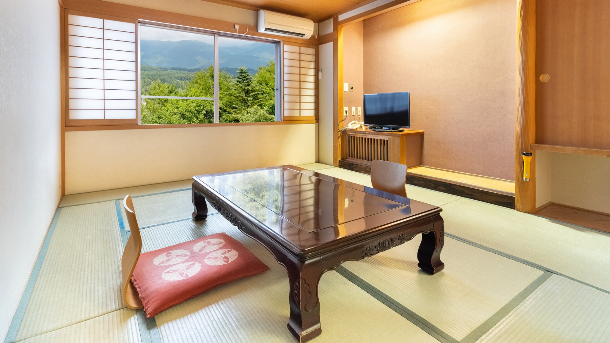 [Japanese-style room 10 tatami mats + 8 tatami mats] Room with two independent Japanese-style rooms