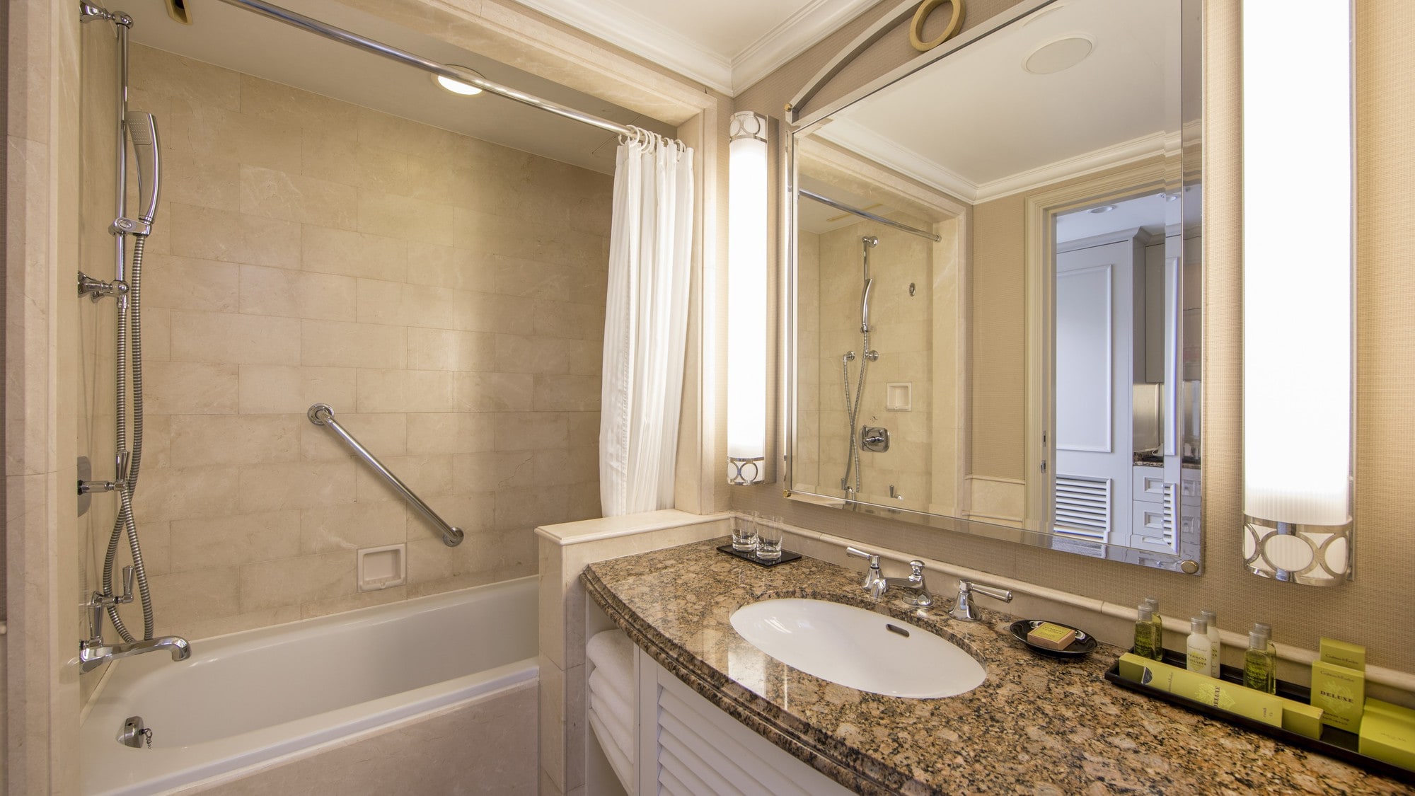 hilton room bathroom