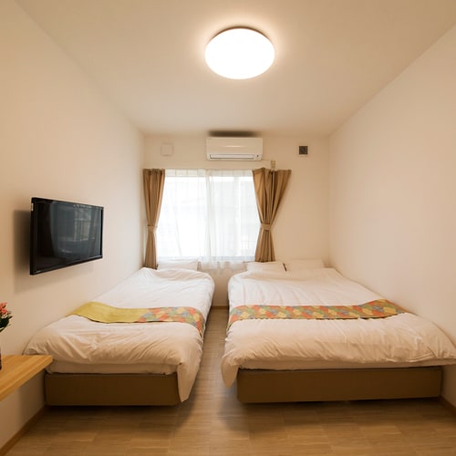 [Western room] 1 semi-double bed + 1 single bed / 11 square meters