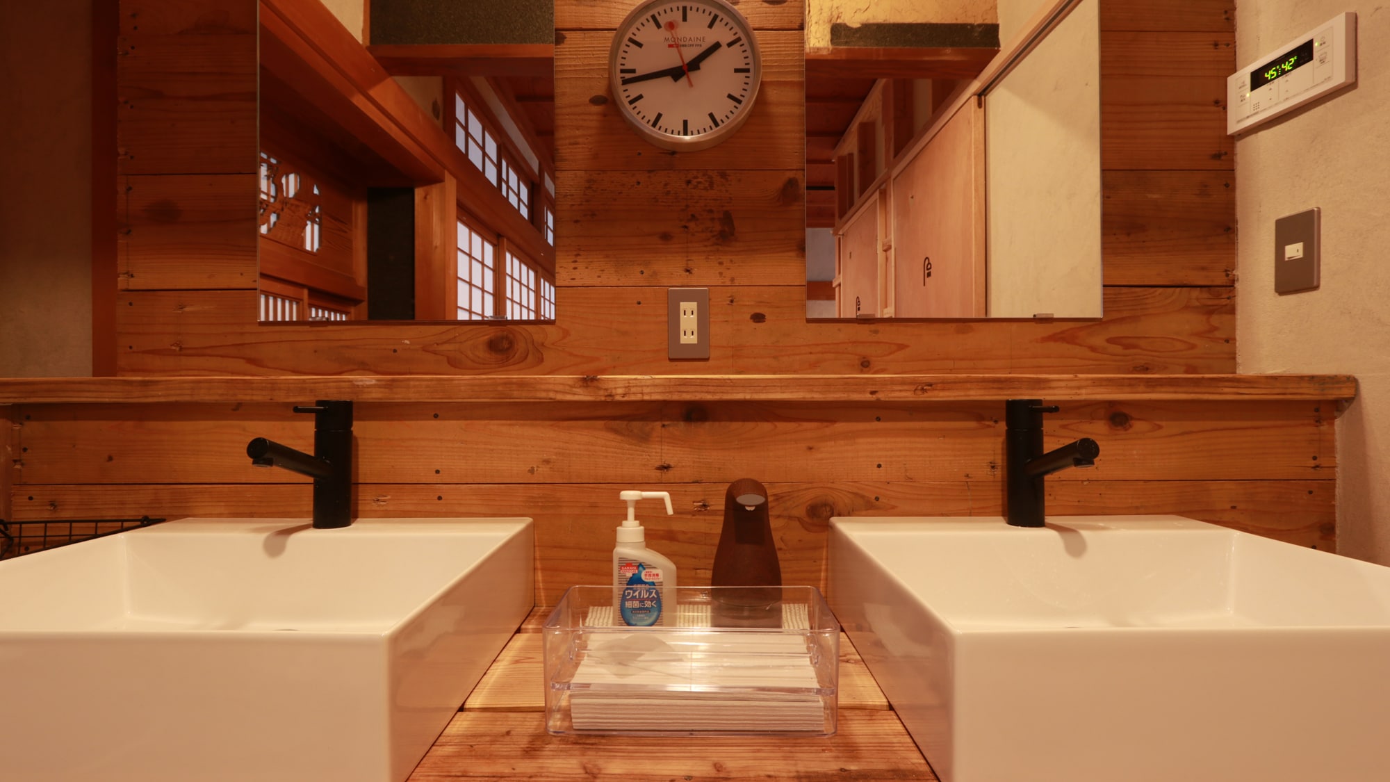 [Shared bathroom] Please take turns using it among overnight guests.