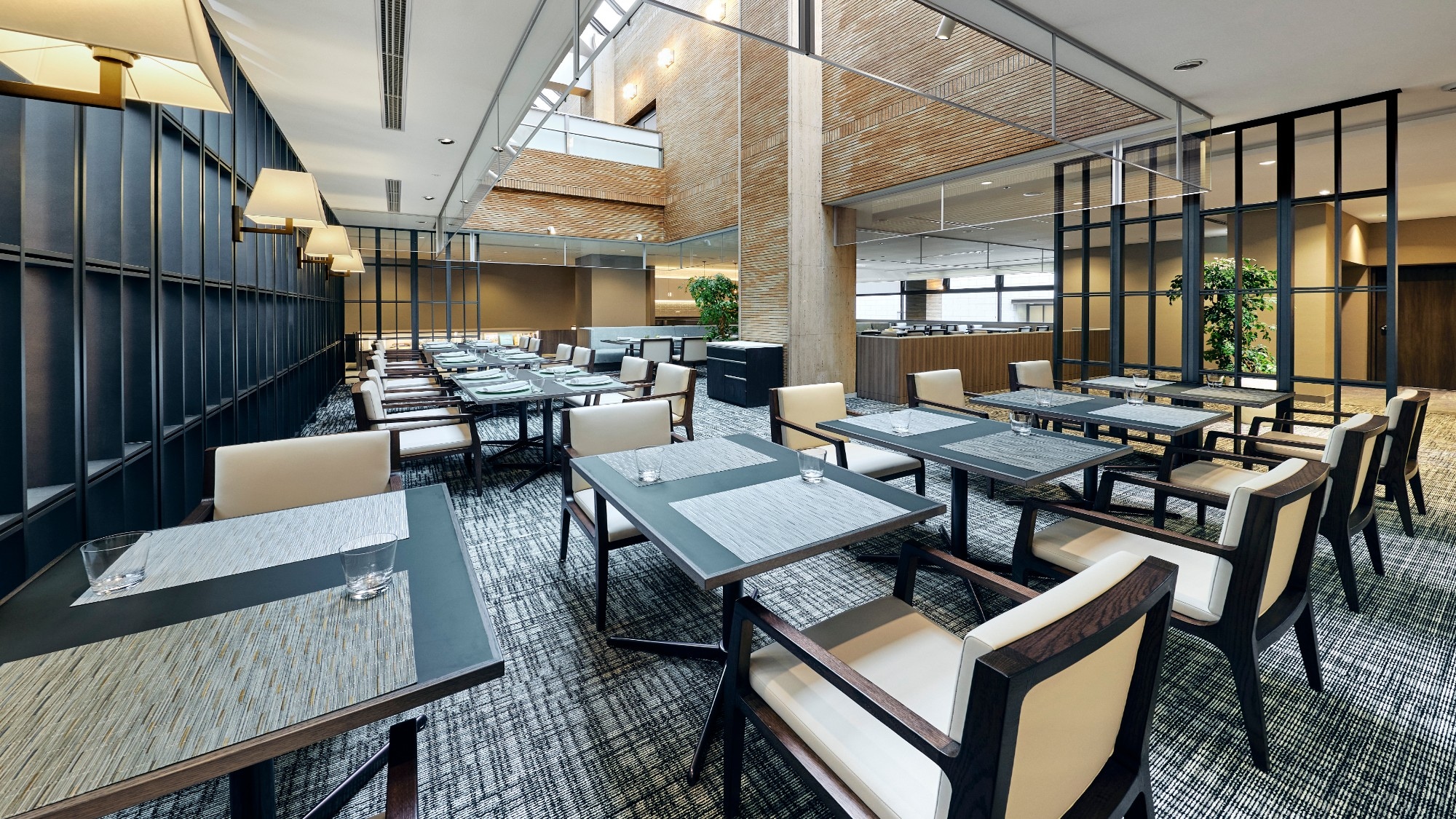 [The Dining] 自然光从天花板照射进来的餐厅内