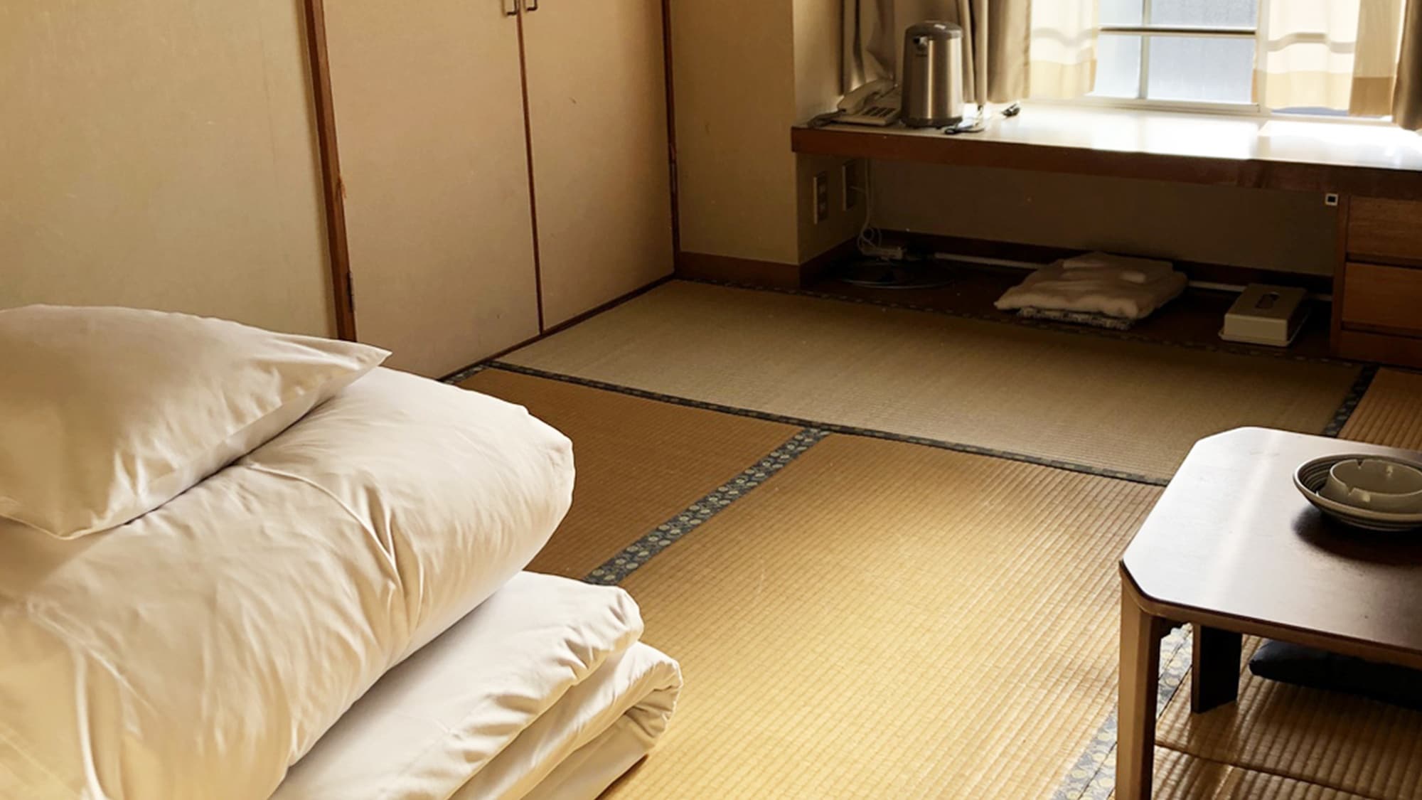 ・ Japanese-style room 6 tatami mats