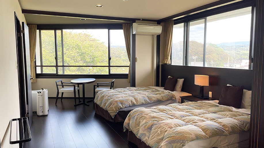 [An example of a deluxe family room] (Mountain side) A room with a comfortable bed and tatami mats.