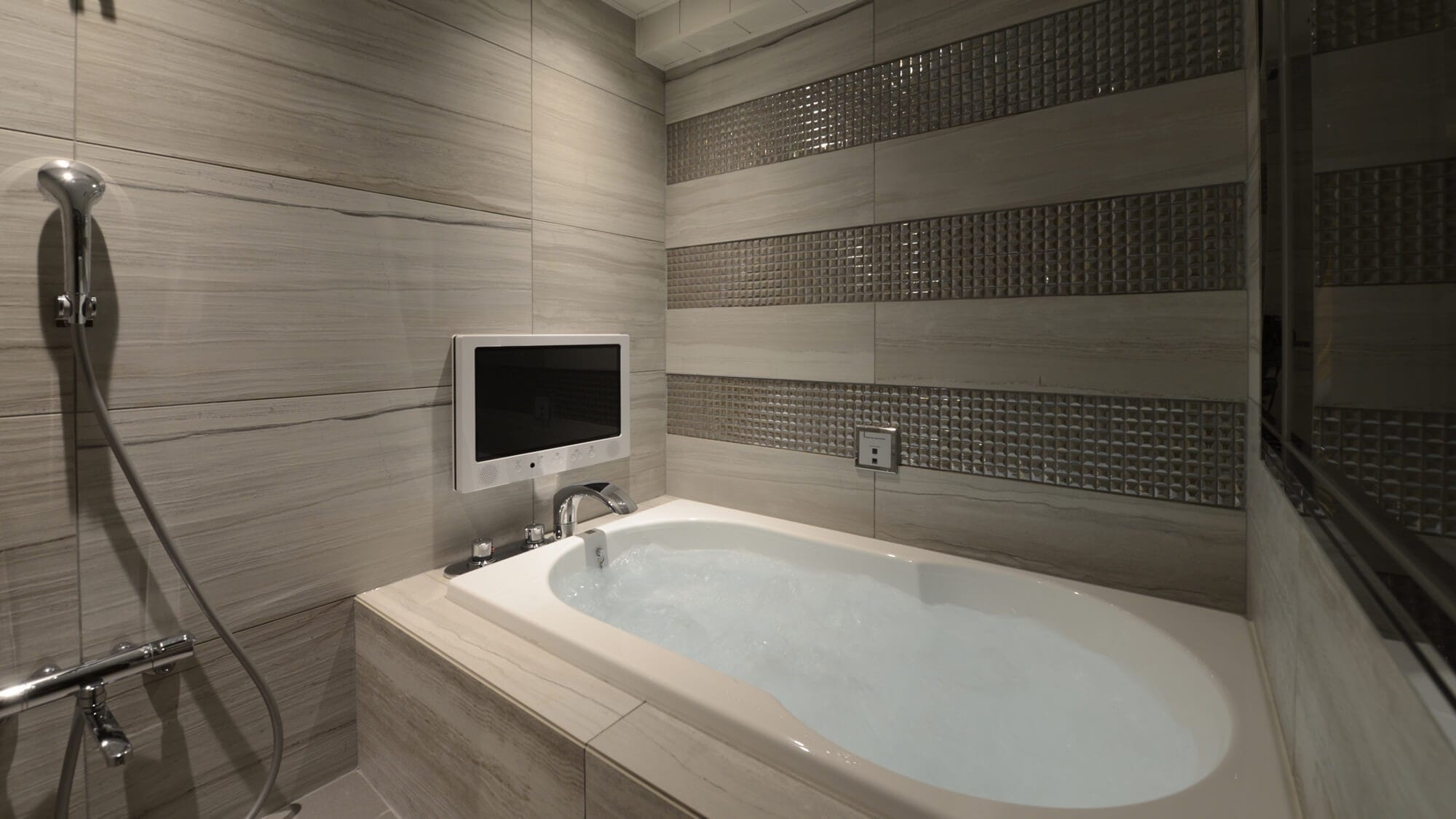 Deluxe double bathroom