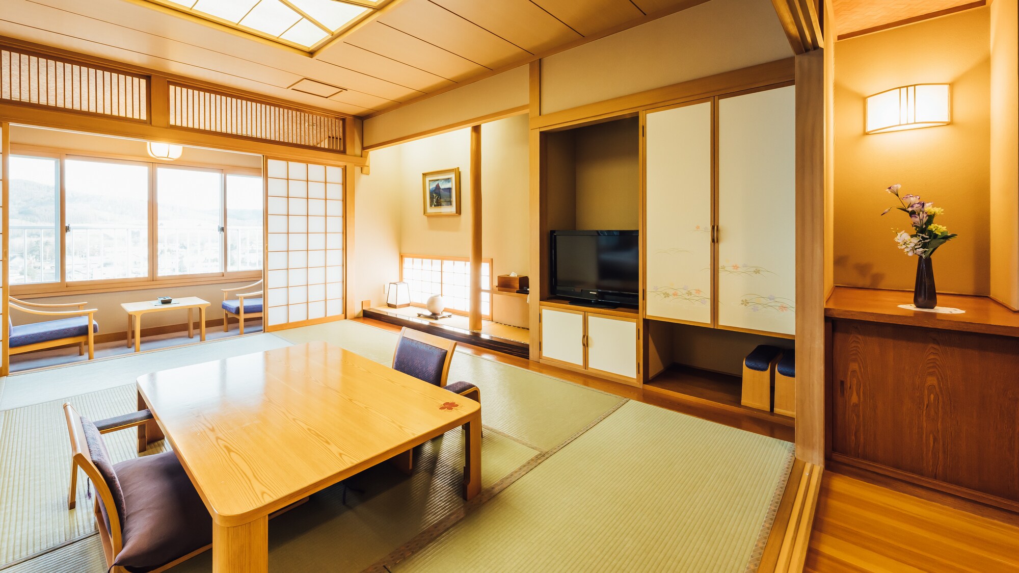 [Hienkaku Japanese-Western Room] A spacious Japanese-Western room. The bathroom and toilet are separate.