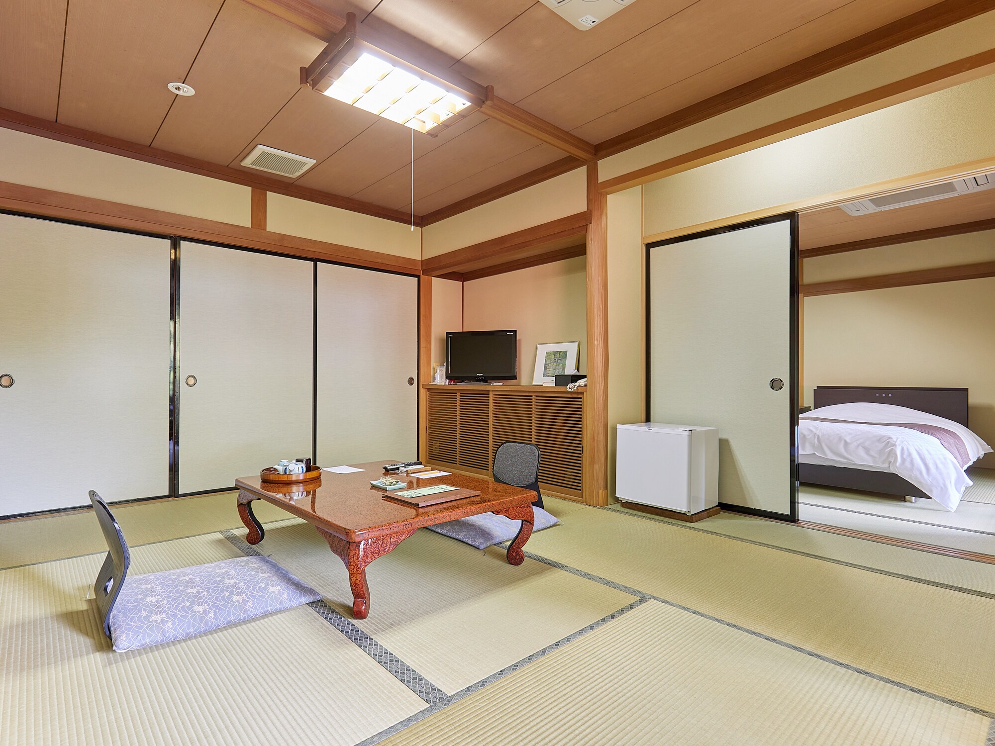 6 tatami mat + 6 tatami mat room (with bed)