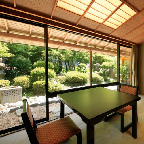 Japanese-Western style room with open-air bath that flows directly from the source [Japanese-style room 12.5 tatami mats + twin room]