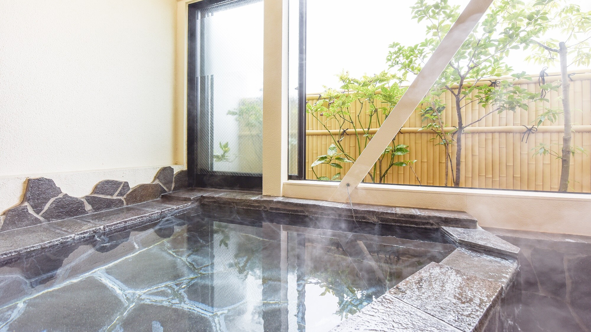 * [Semi-open-air bath in the guest room (example)] The hot spring in the room is also a natural hot spring that flows directly from the source ♪