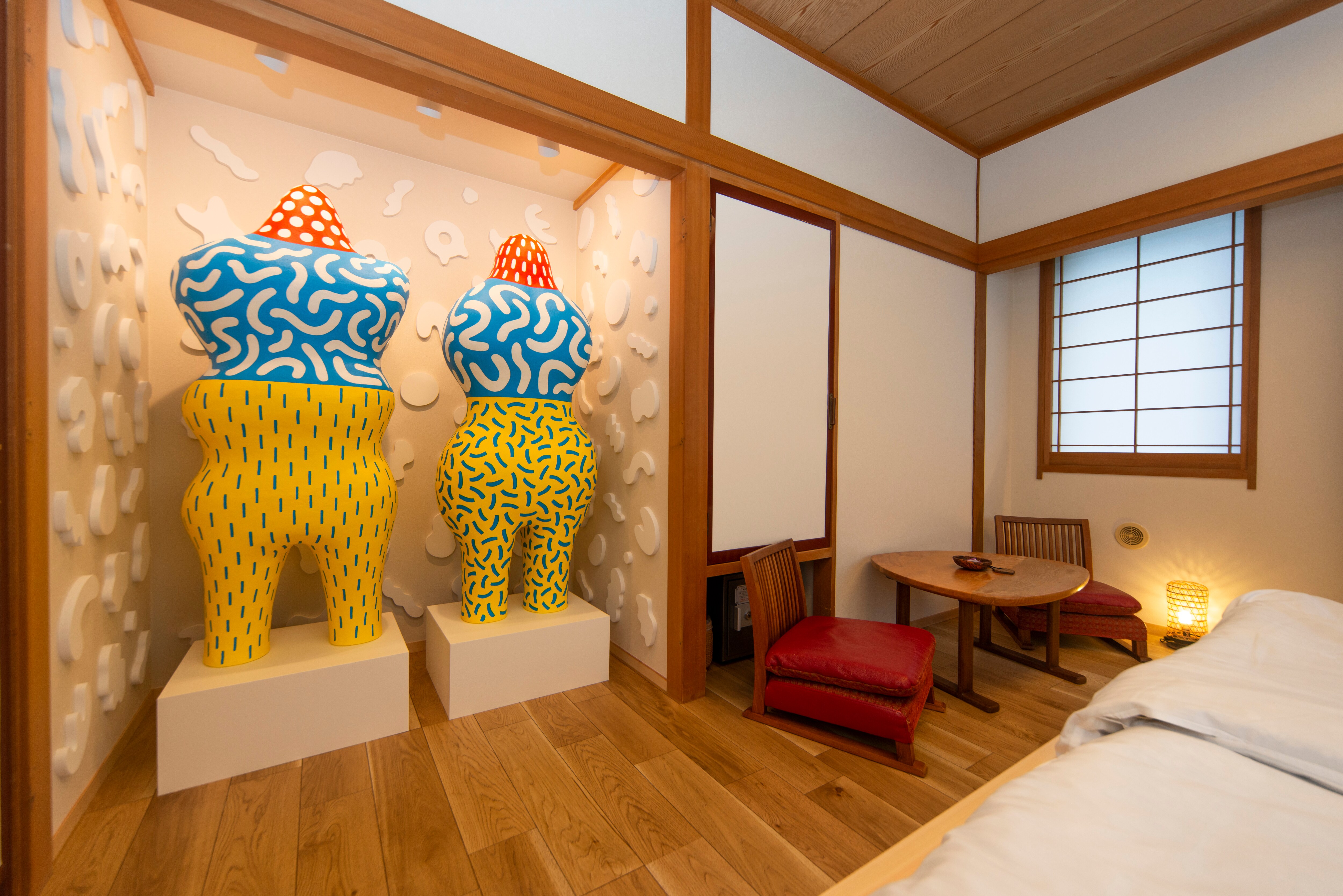 Artist Room 305 [Mountain side corner room twin] Toilet + washbasin Artist Cremomo NO.2
