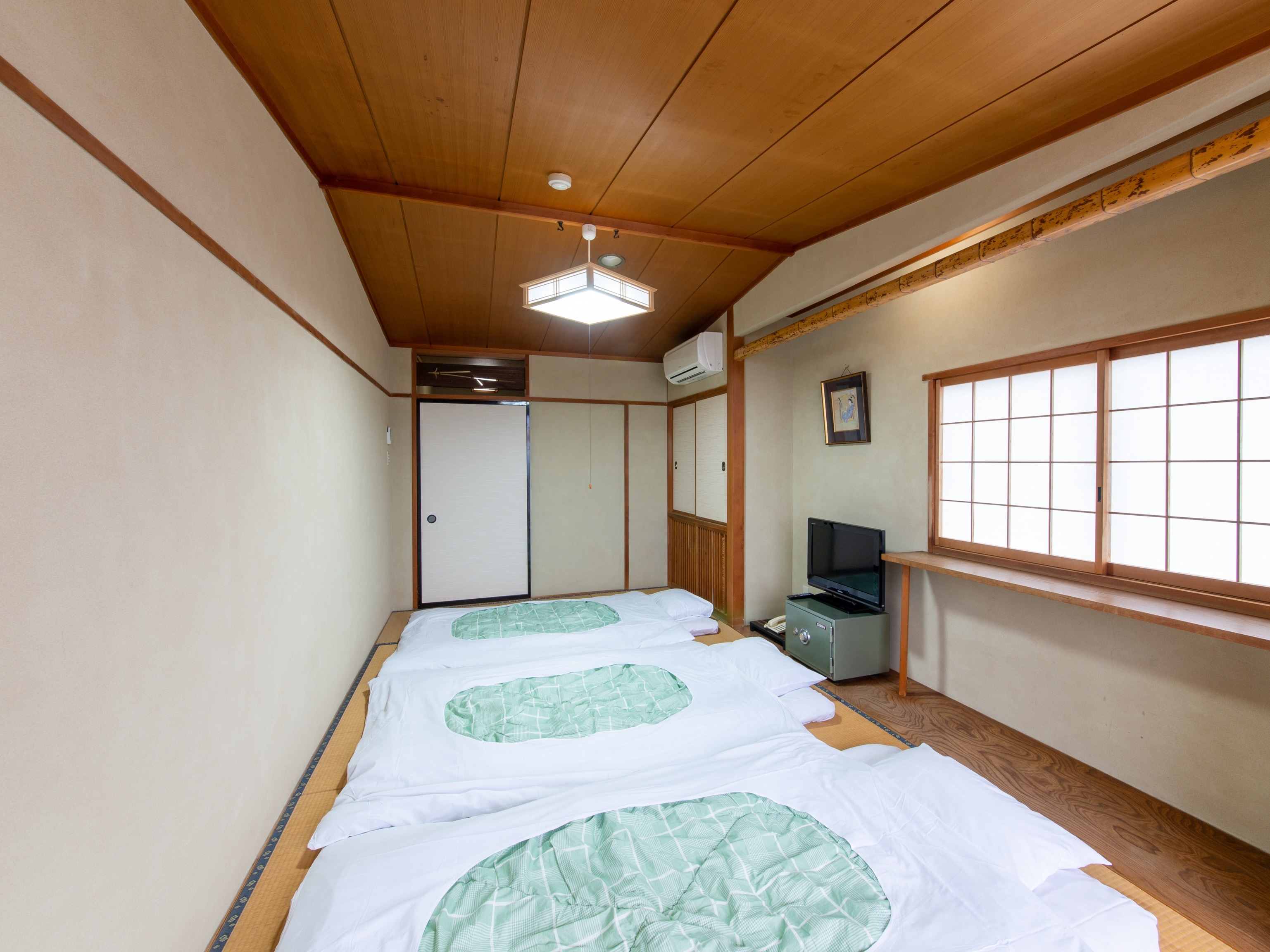 Japanese-style triple room, no bath or toilet, futon