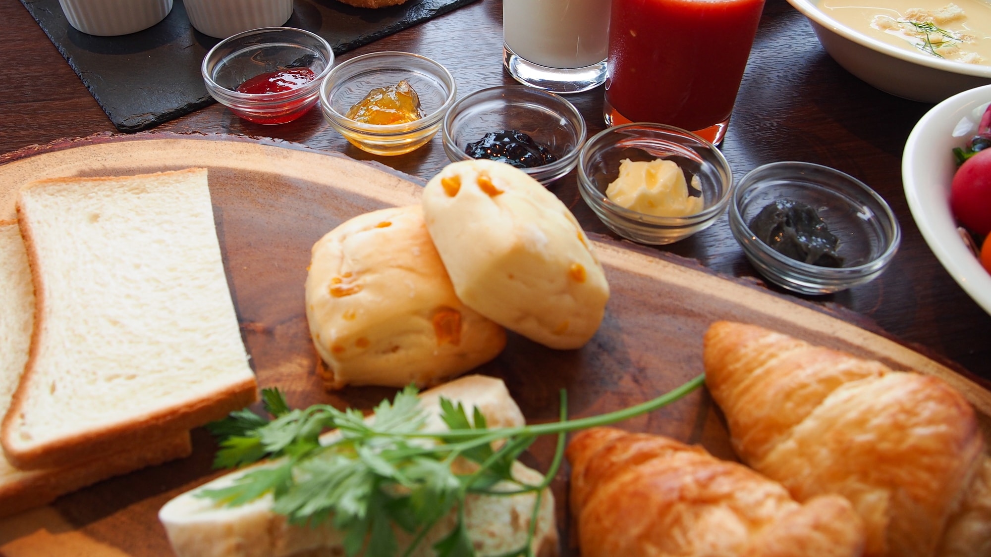 Gambar sarapan prasmanan dari restoran langit lantai 31 "Hareus"