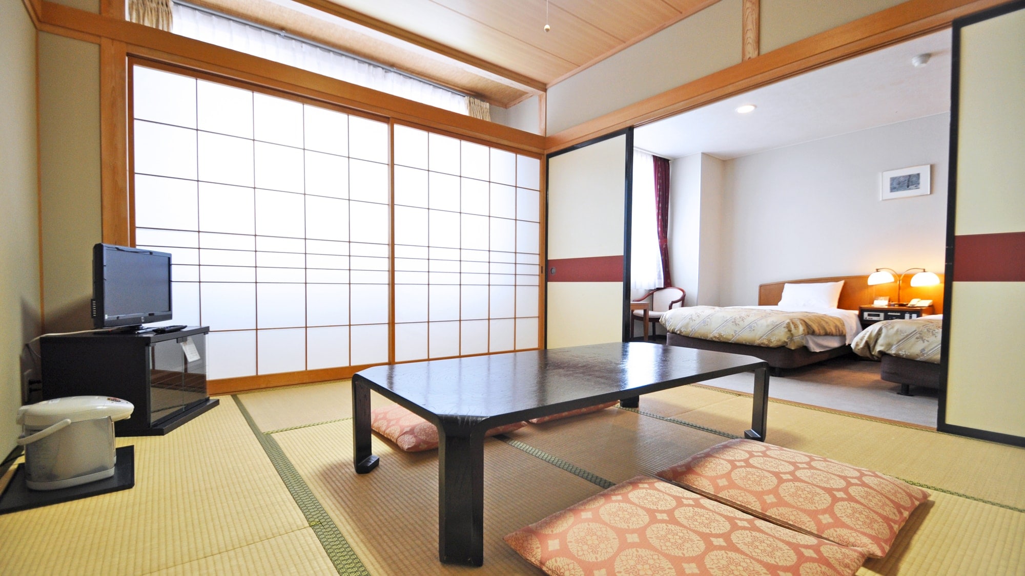 [Guest room: Japanese-Western style room (8 tatami mats)] Enjoy a relaxing stay with your group or family.