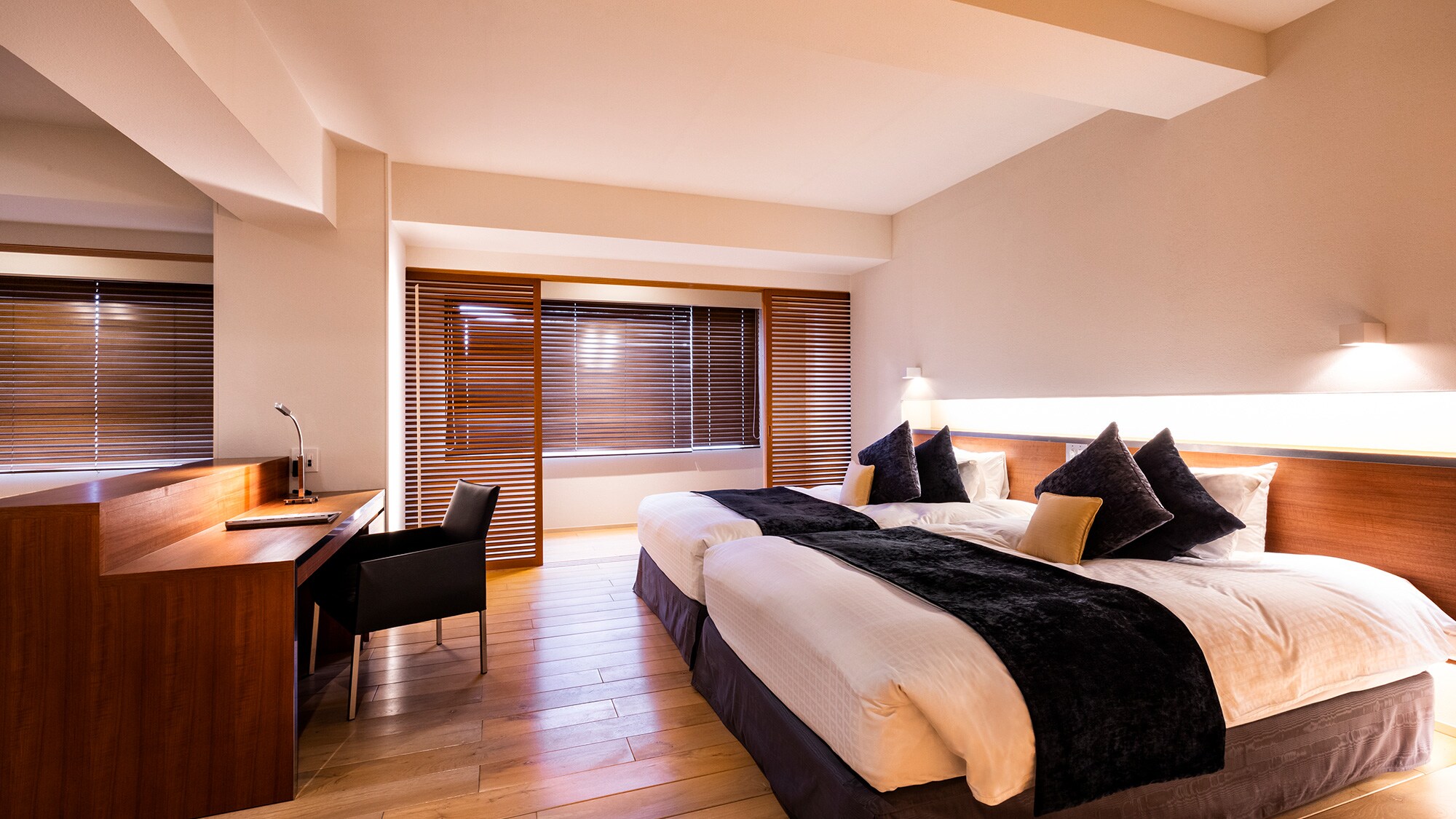 [Suite] A modern room with ample space and high-quality furniture.