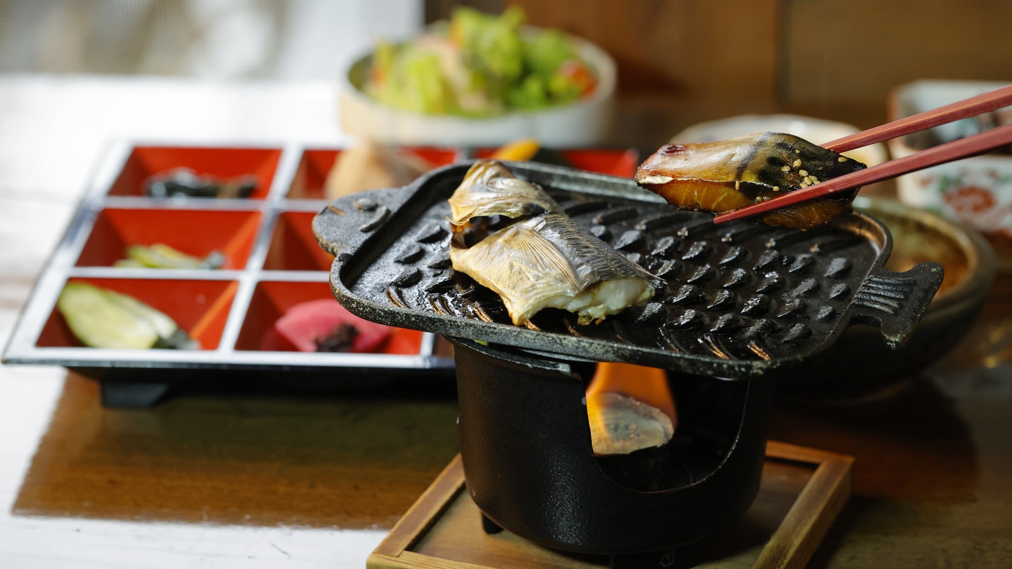 [Breakfast] Grill horse mackerel and mackerel dried in mirin to your liking.