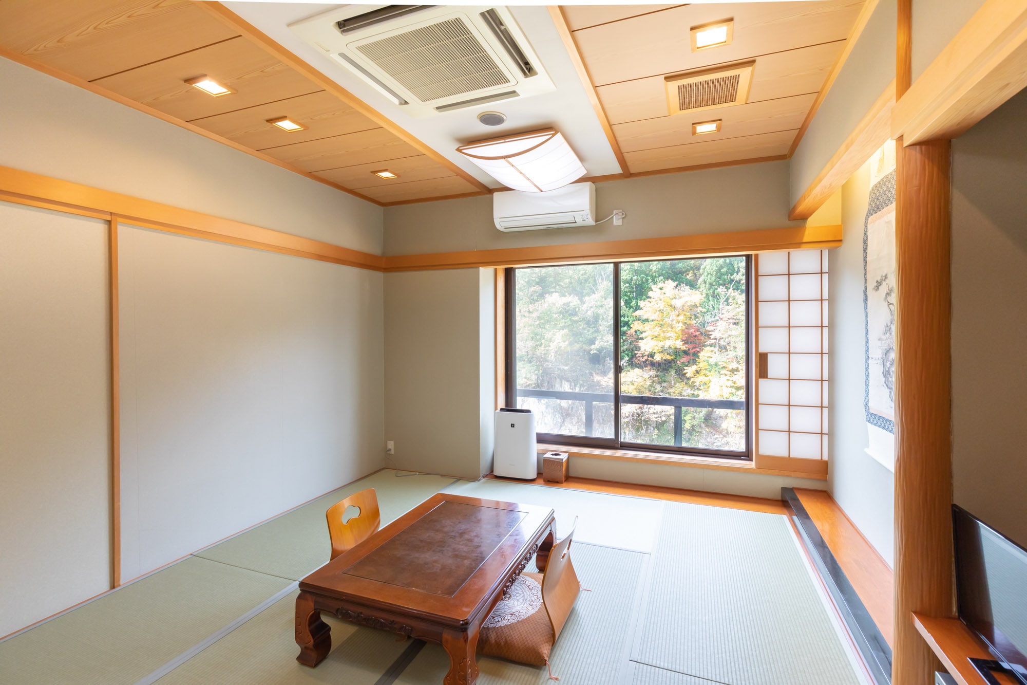 [River side] 8 tatami Japanese-style room [shared bath and toilet]