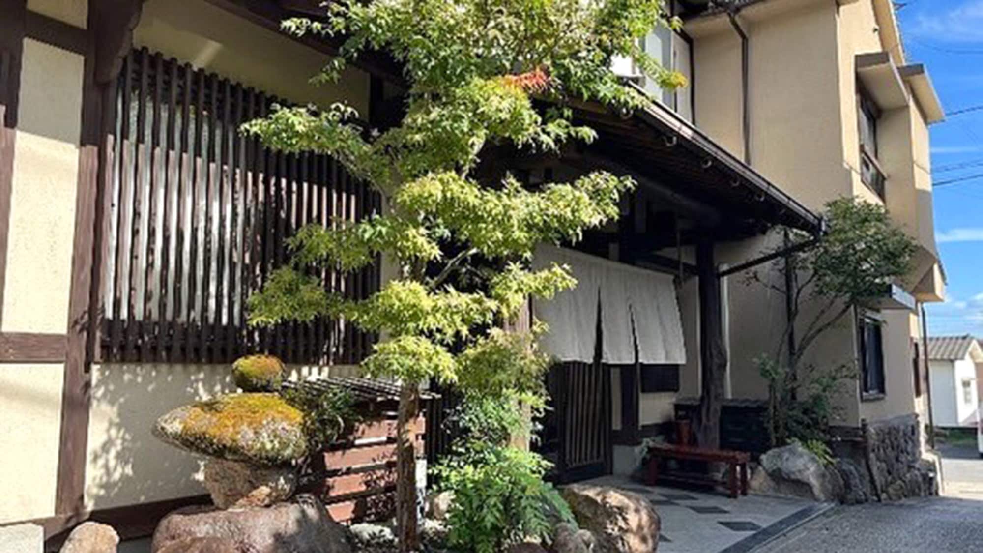 [Exterior] Enjoy the hot springs of Kannawa in a private bath. You can also enjoy local delicacies such as Seki mackerel and Seki horse mackerel.