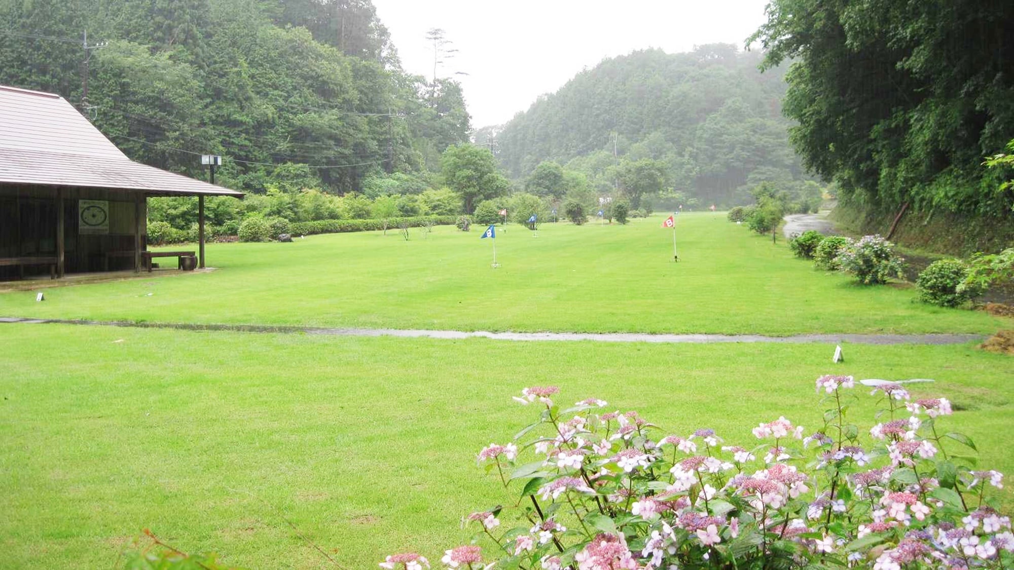 [Ground golf course] Located on the premises