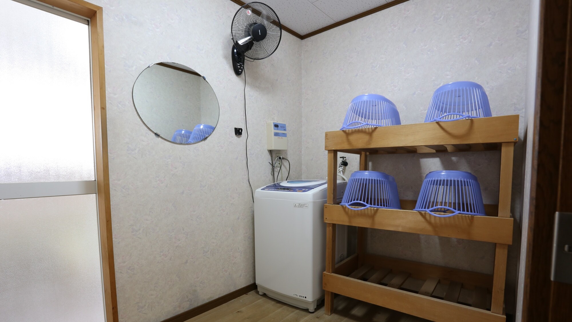 * Men's bath << Dressing room >>