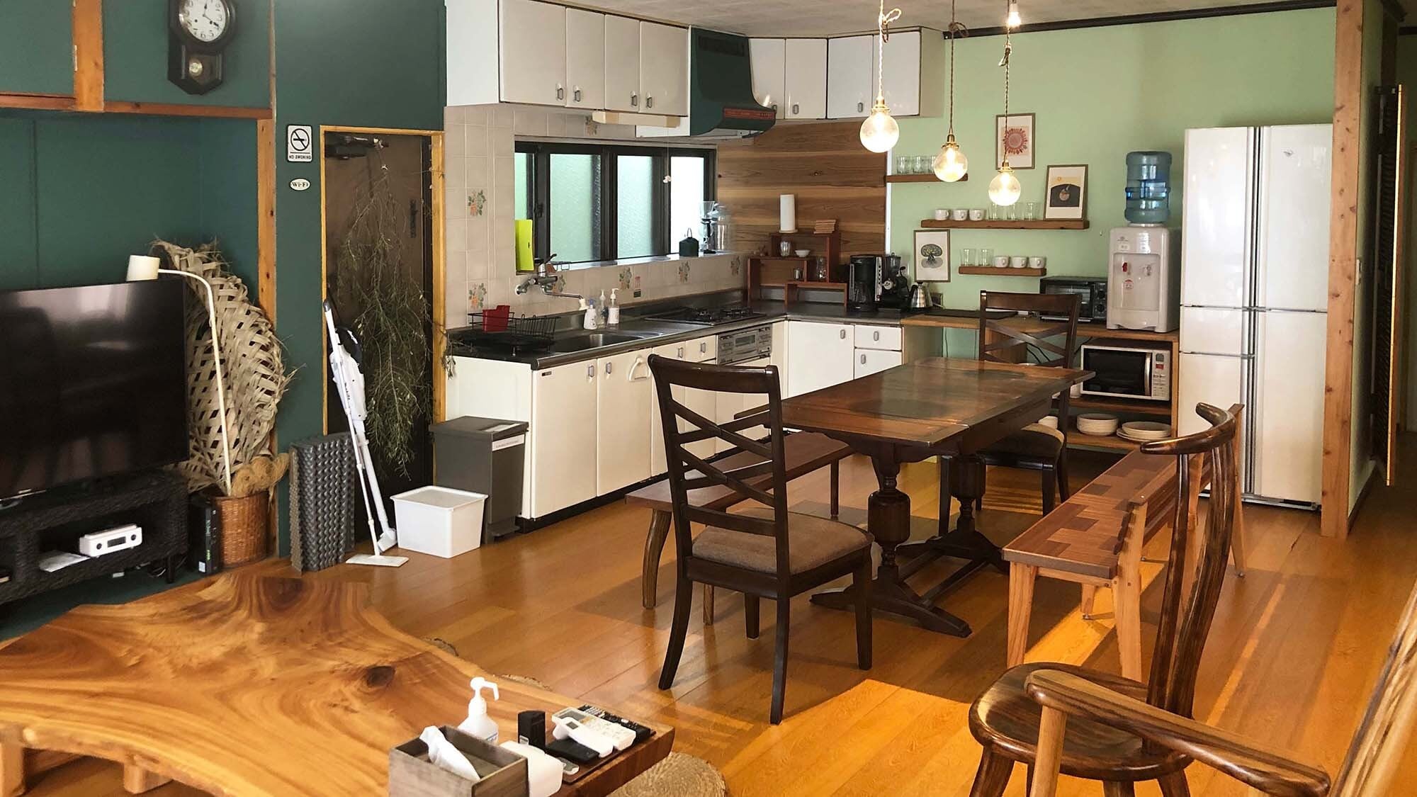 ・Please relax in the spacious 15 tatami living/dining room.