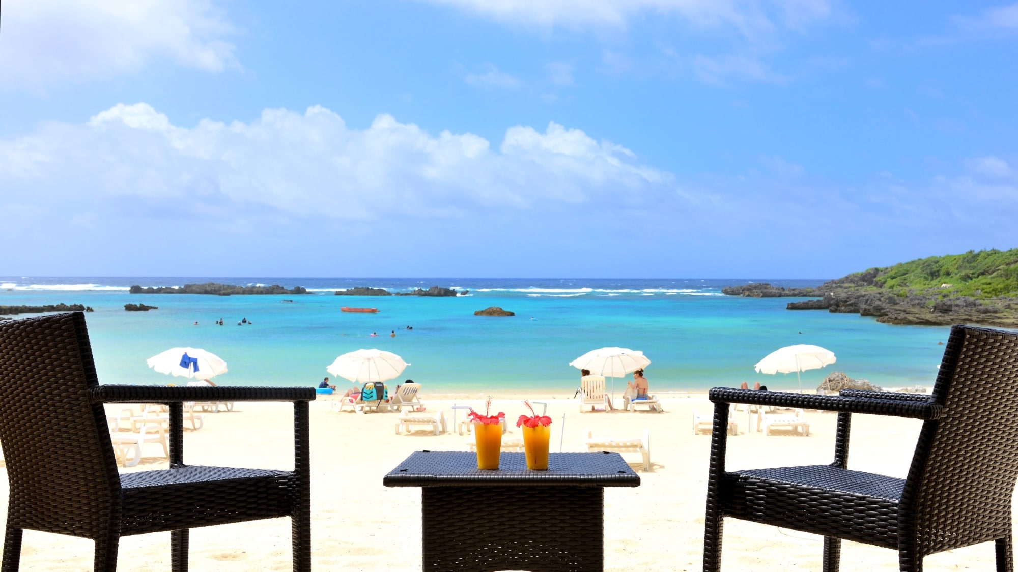 [Shigira Beach (inside the resort)] Relax and enjoy the resort feeling while looking at the calm shallow sea