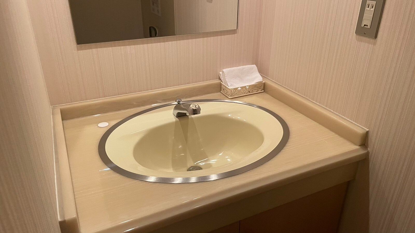 Twin room washbasin