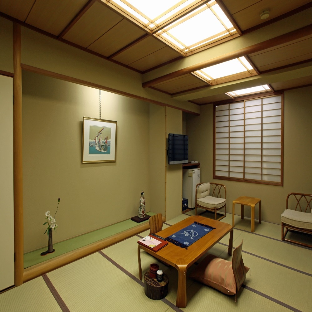 Standard Japanese-style room in the back, 14 tatami mats
