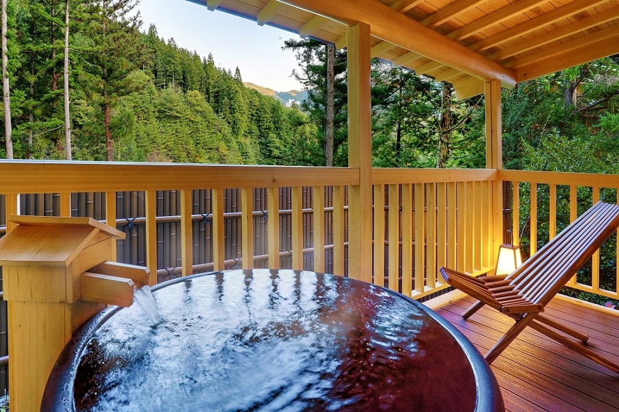 【帶露天浴池的特別房間 Sanrakuso】如果您沉浸在優雅寧靜的露天浴池中，只有熱水順著森林流下的聲音才會引起共鳴。