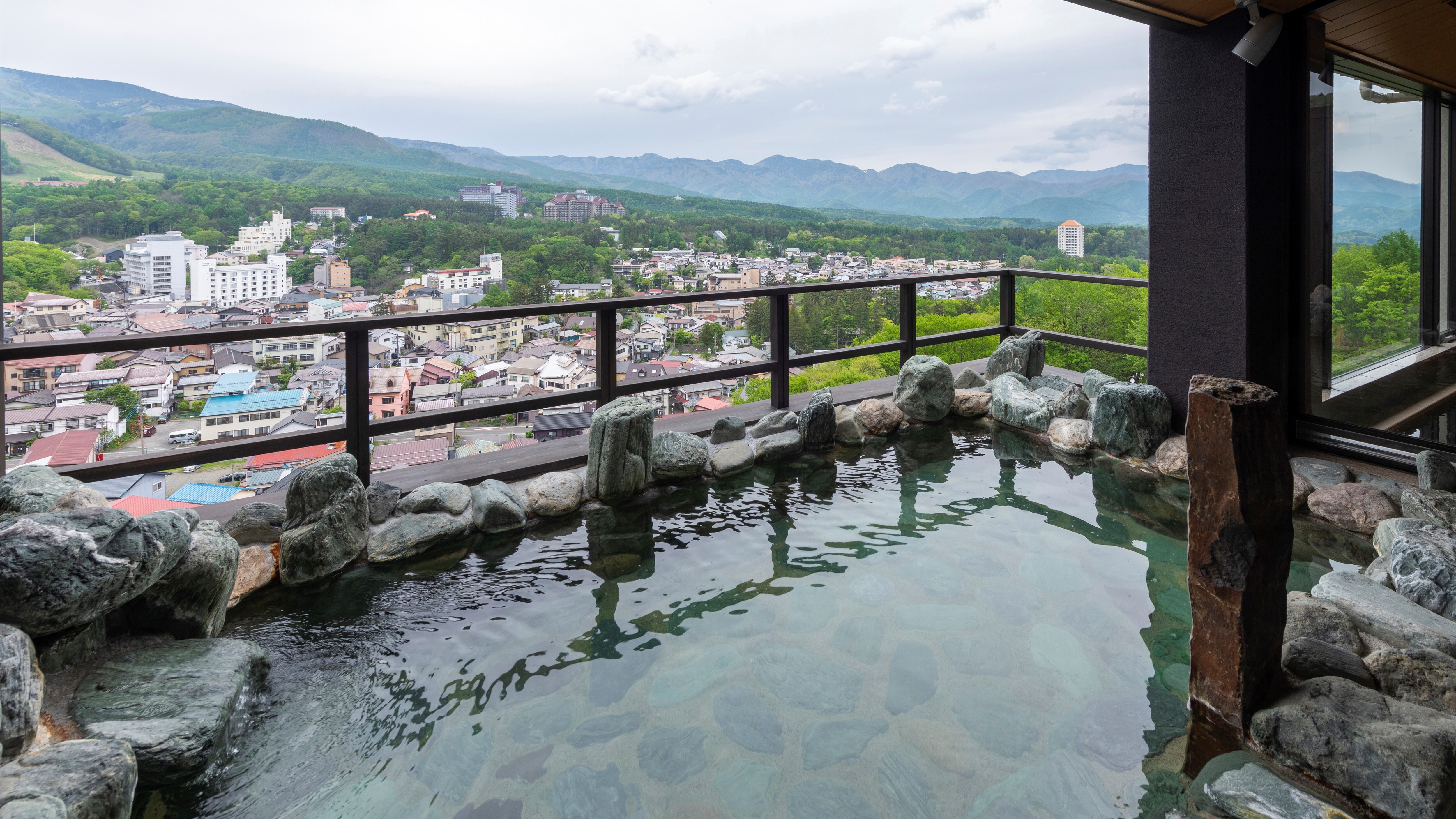 [Observation bath/open-air bath] The view from the open-air bath located on the top floor is a special treat only available at our hotel.