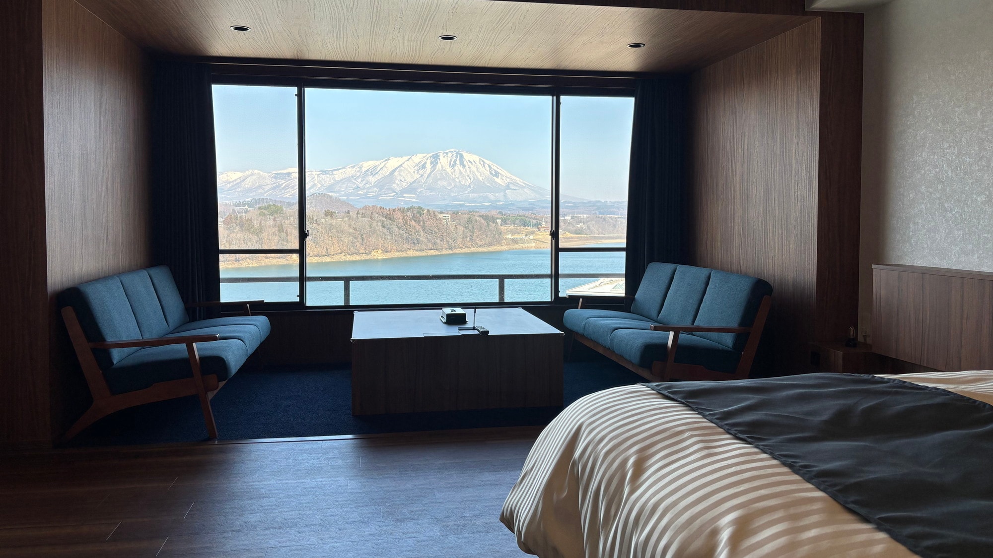 [Lake View] Renovated High-Floor Twin Room (10th-11th Floor)