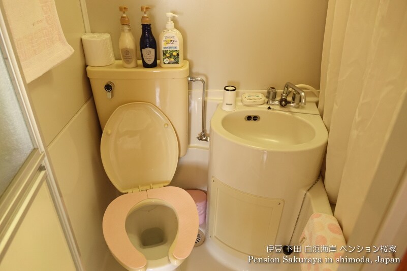 Kamar twin memiliki kamar mandi dan toilet