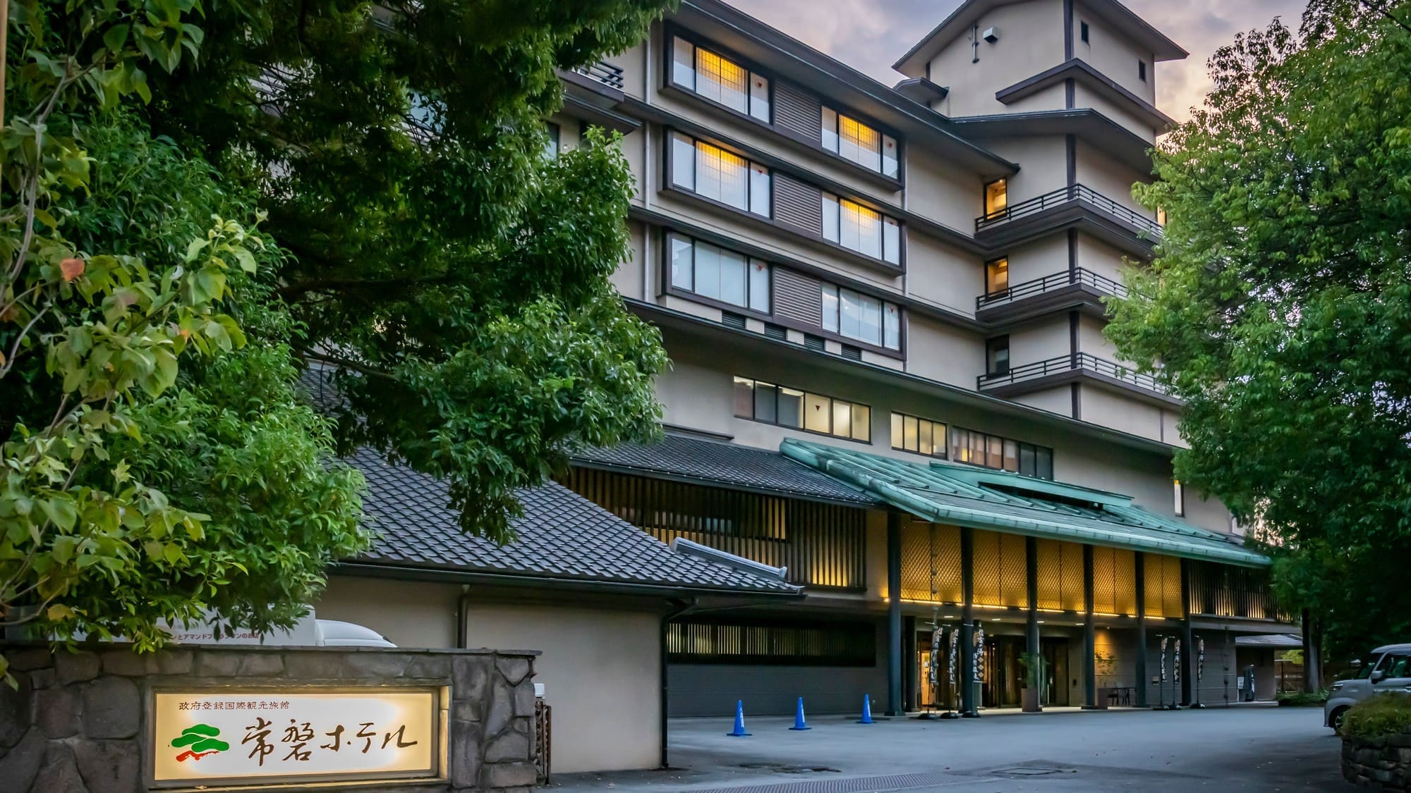 A guest house that is also used by the imperial family, which combines the sensibility of a Japanese inn with the convenience of an urban hotel.