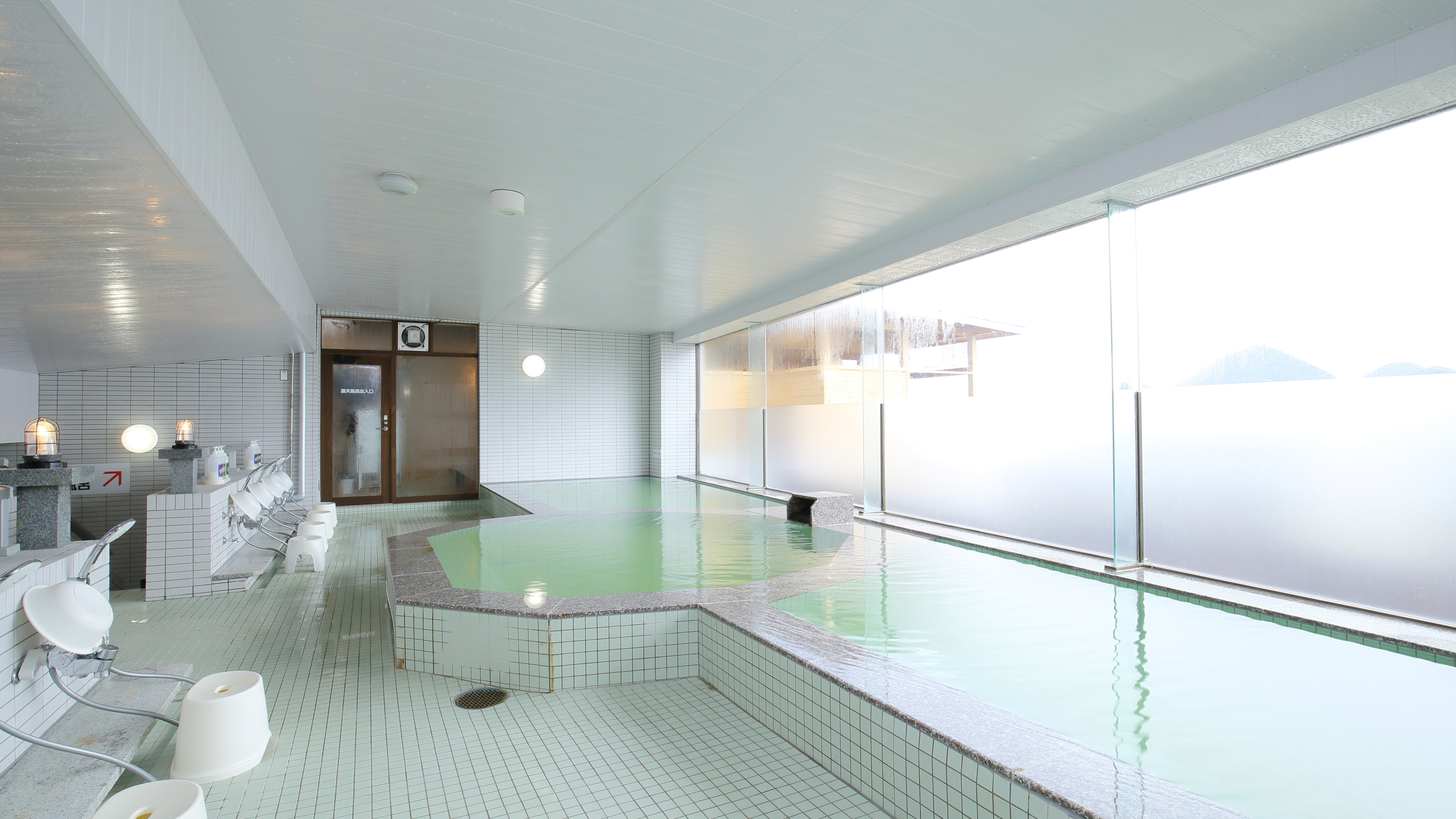 [Large public bath]