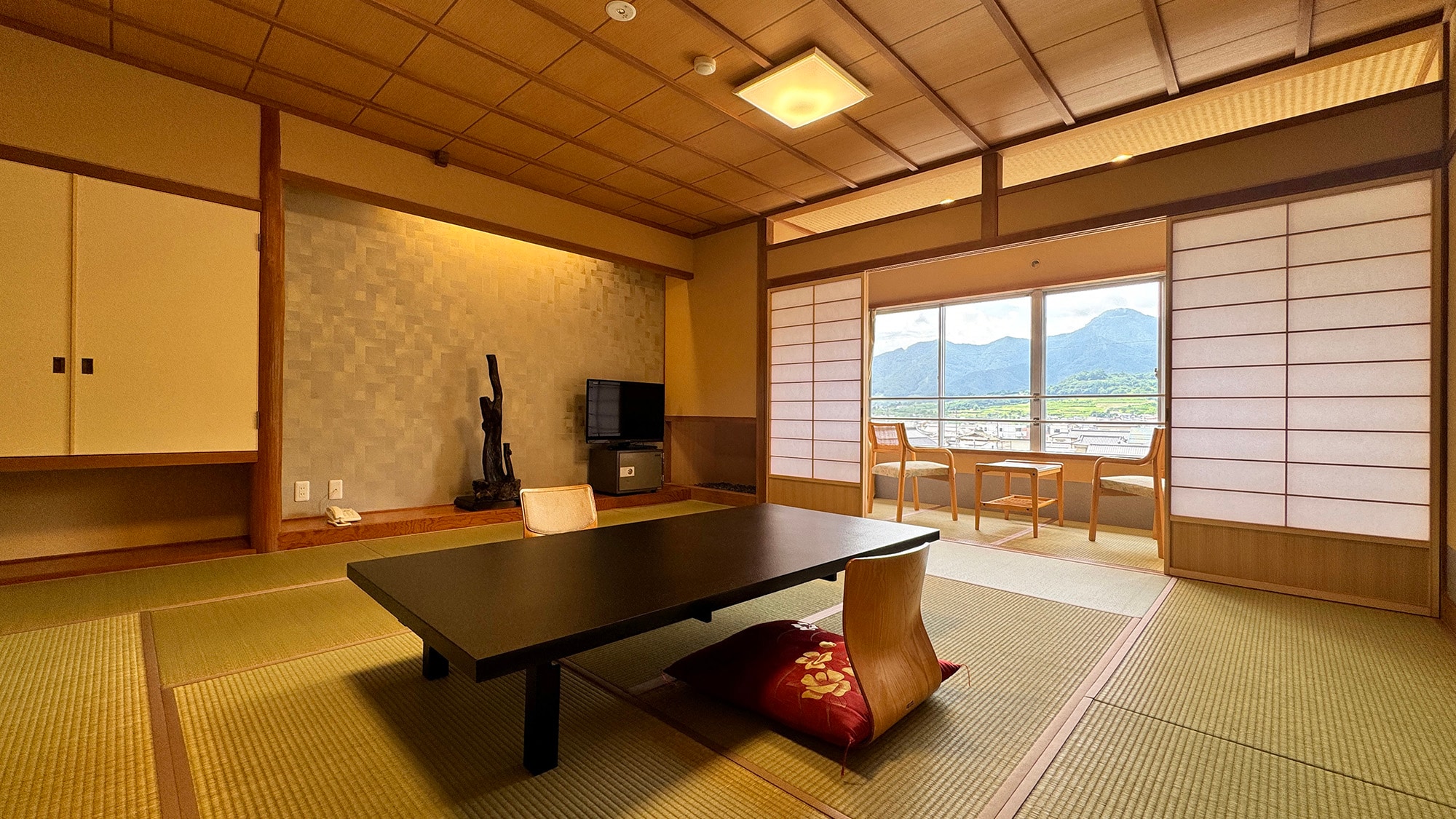 Đây là phòng đã được cải tạo với diện tích từ 12,5 đến 16 tấm chiếu tatami.