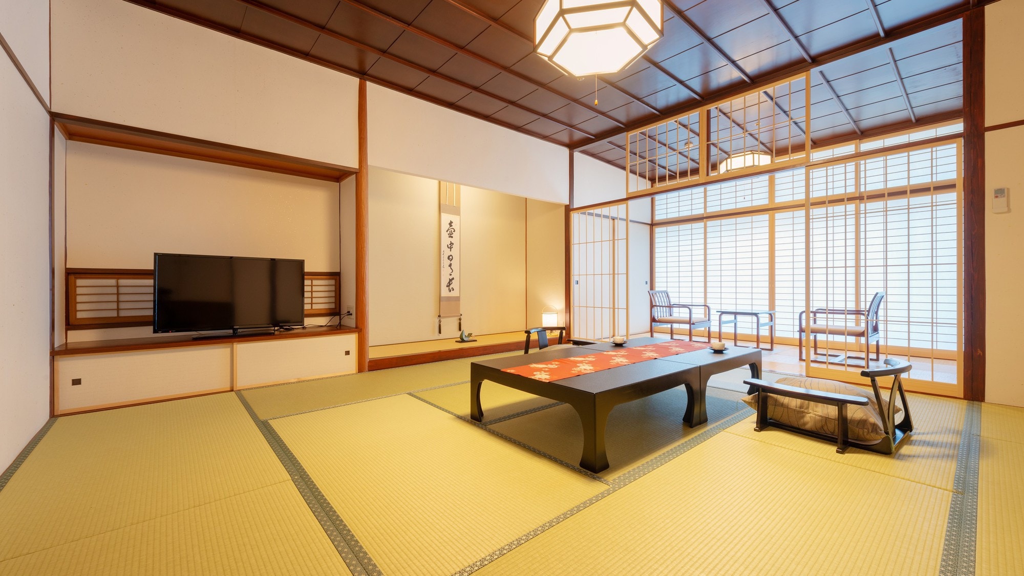 A calm room boasting a pure Japanese-style wooden texture and high-quality setting