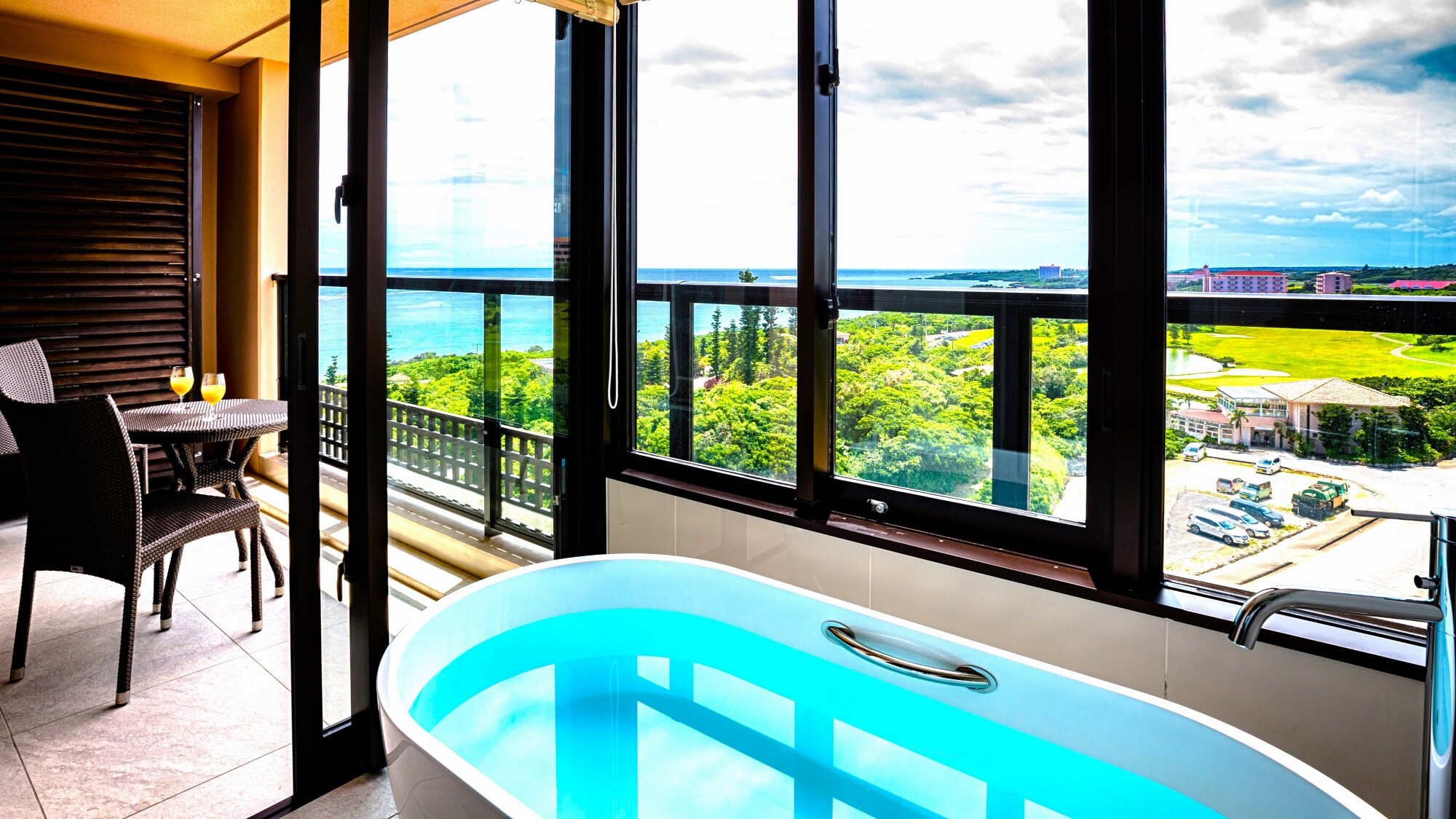 [Bayside/Deluxe Suite 2 Bedroom] There are powder rooms near each of the two bedrooms.