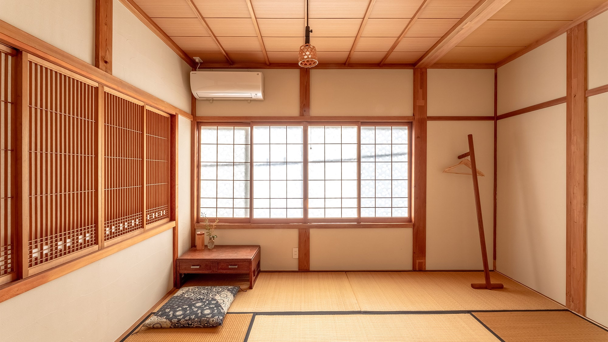 ・[Kamar twin bergaya Jepang] Terletak tepat di atas kafe, Anda dapat mendengar suasana yang ramai.