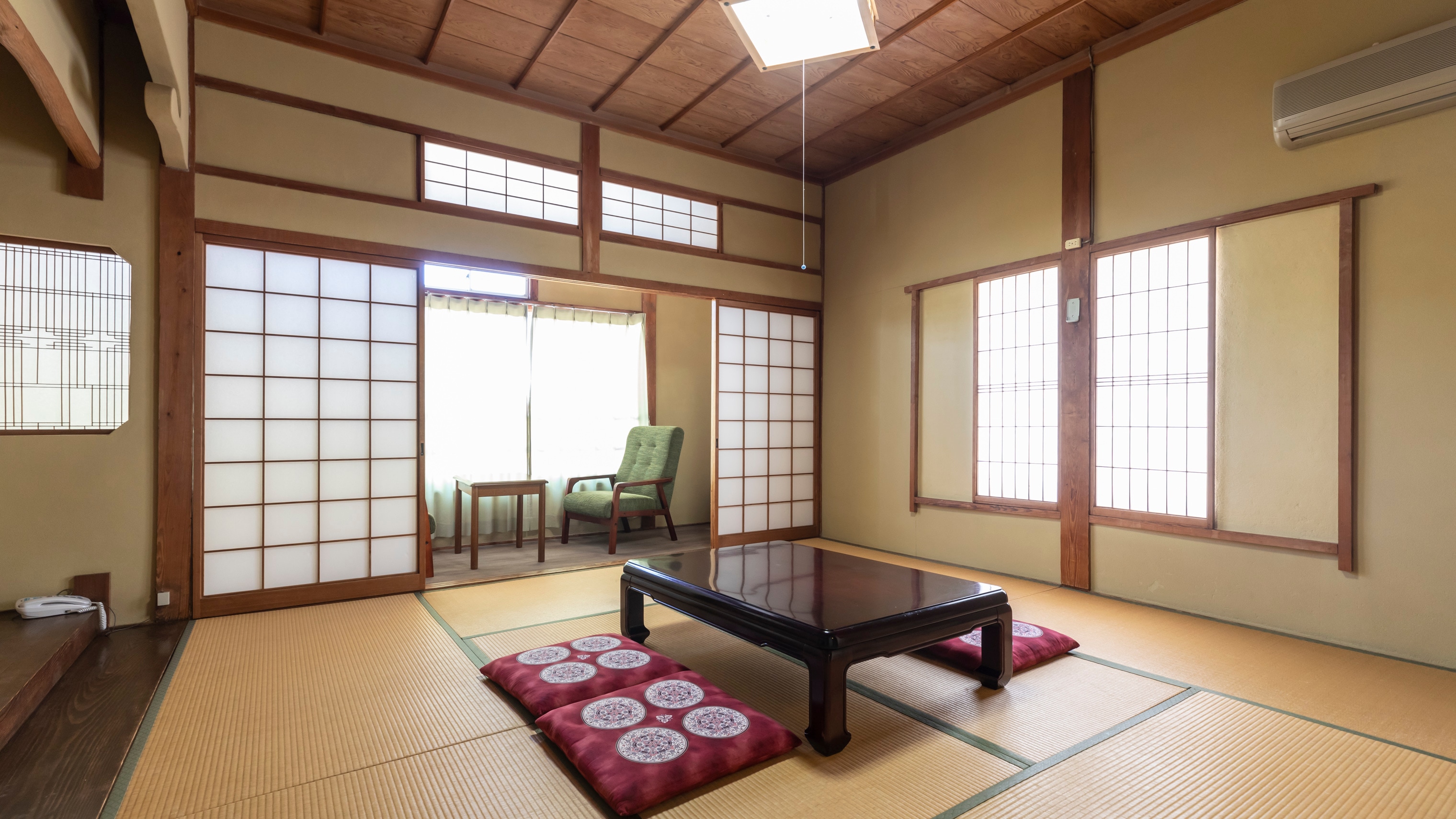 [Non-smoking] Japanese-style room for 4-5 people (shared bathroom and toilet)