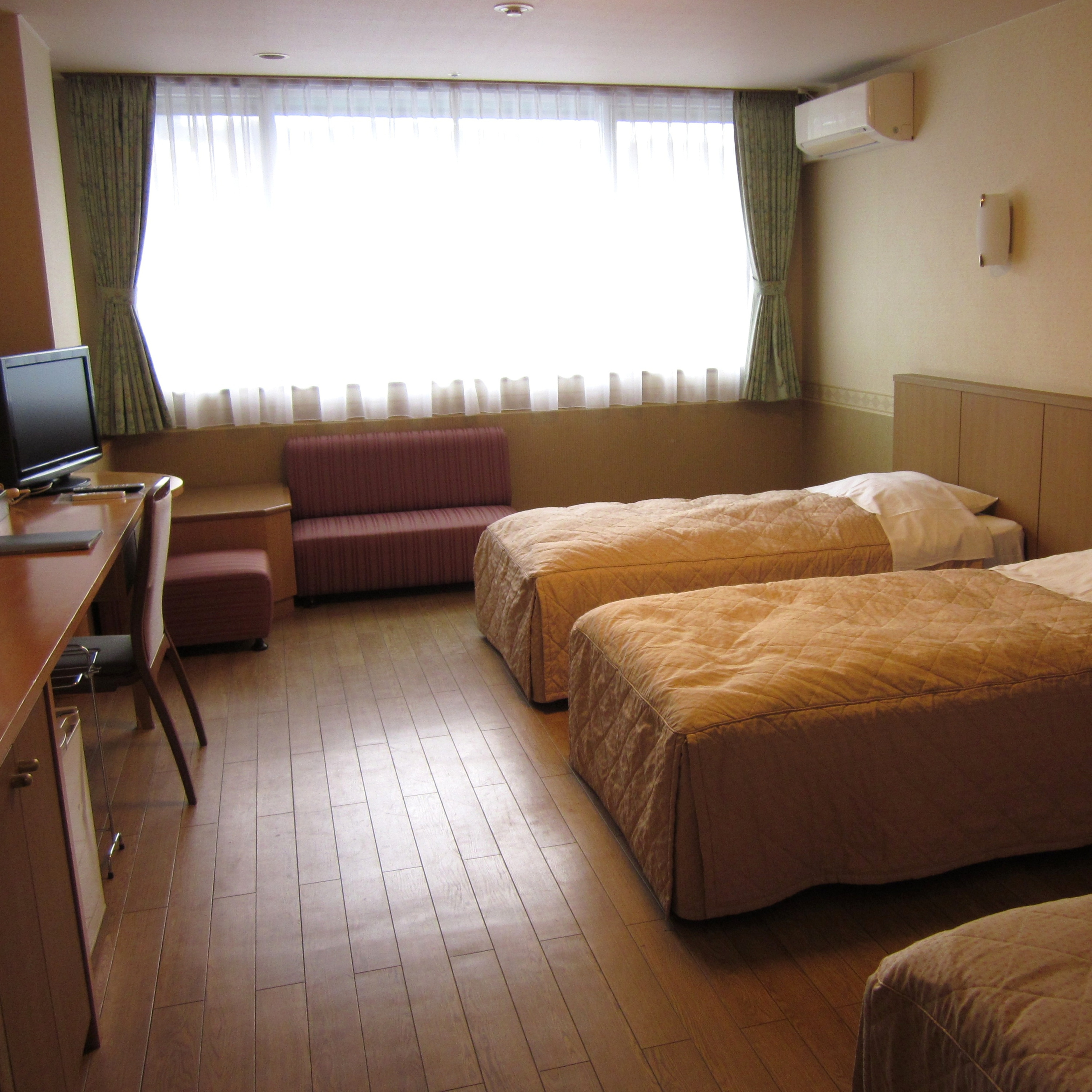 Western-style triple room