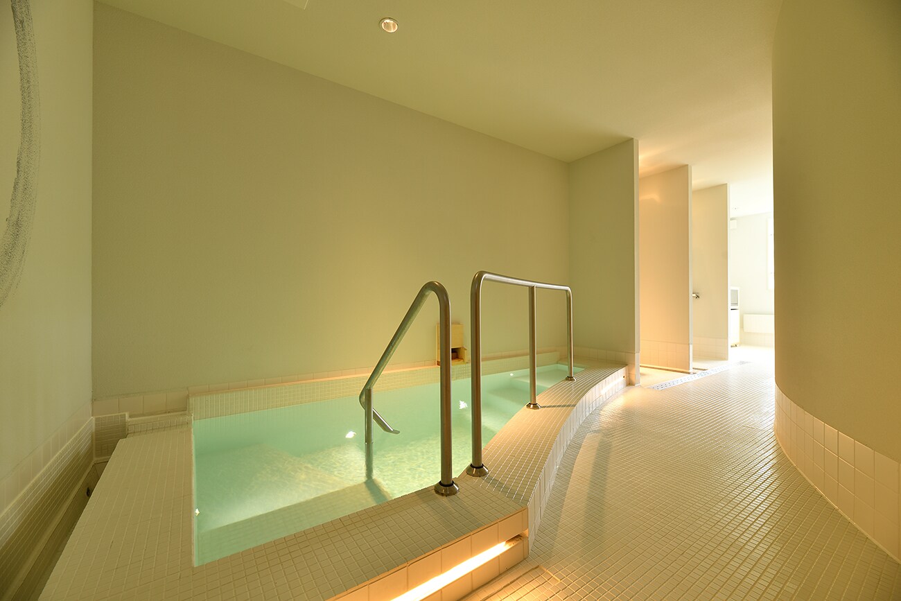 Women's sauna water bath